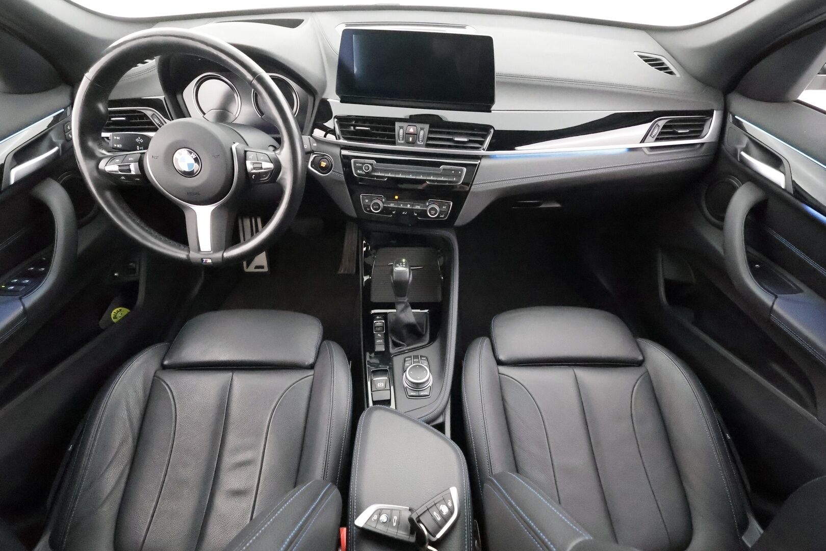 BMW X1 2021 F48 xDrive25e A Business M Sport * ACC / Panorama / HUD / HIFI / P.kamera / Sporttinahat / Navi  * - Merkkihuollettu / Koti & Kauppalaturi / Kahdet Renkaat