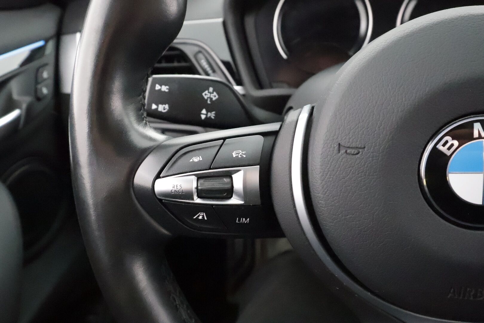 BMW X1 2021 F48 xDrive25e A Business M Sport * ACC / Panorama / HUD / HIFI / P.kamera / Sporttinahat / Navi  * - Merkkihuollettu / Koti & Kauppalaturi / Kahdet Renkaat