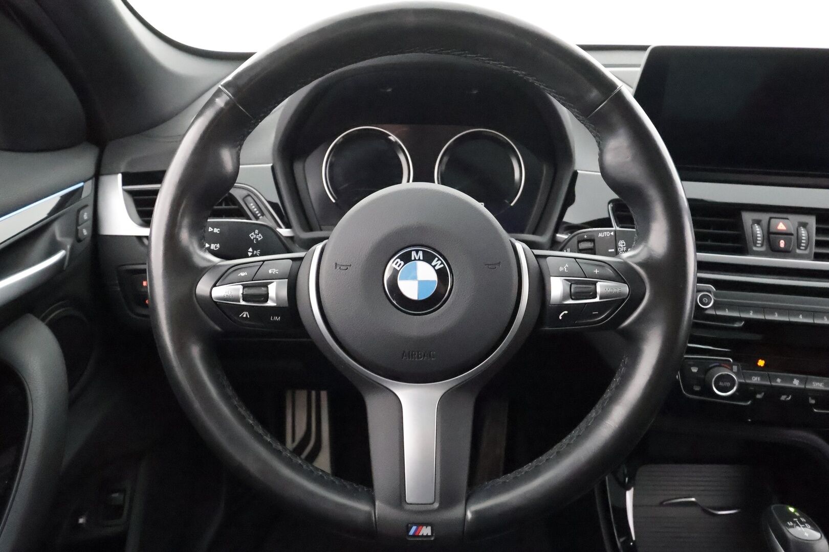BMW X1 2021 F48 xDrive25e A Business M Sport * ACC / Panorama / HUD / HIFI / P.kamera / Sporttinahat / Navi  * - Merkkihuollettu / Koti & Kauppalaturi / Kahdet Renkaat