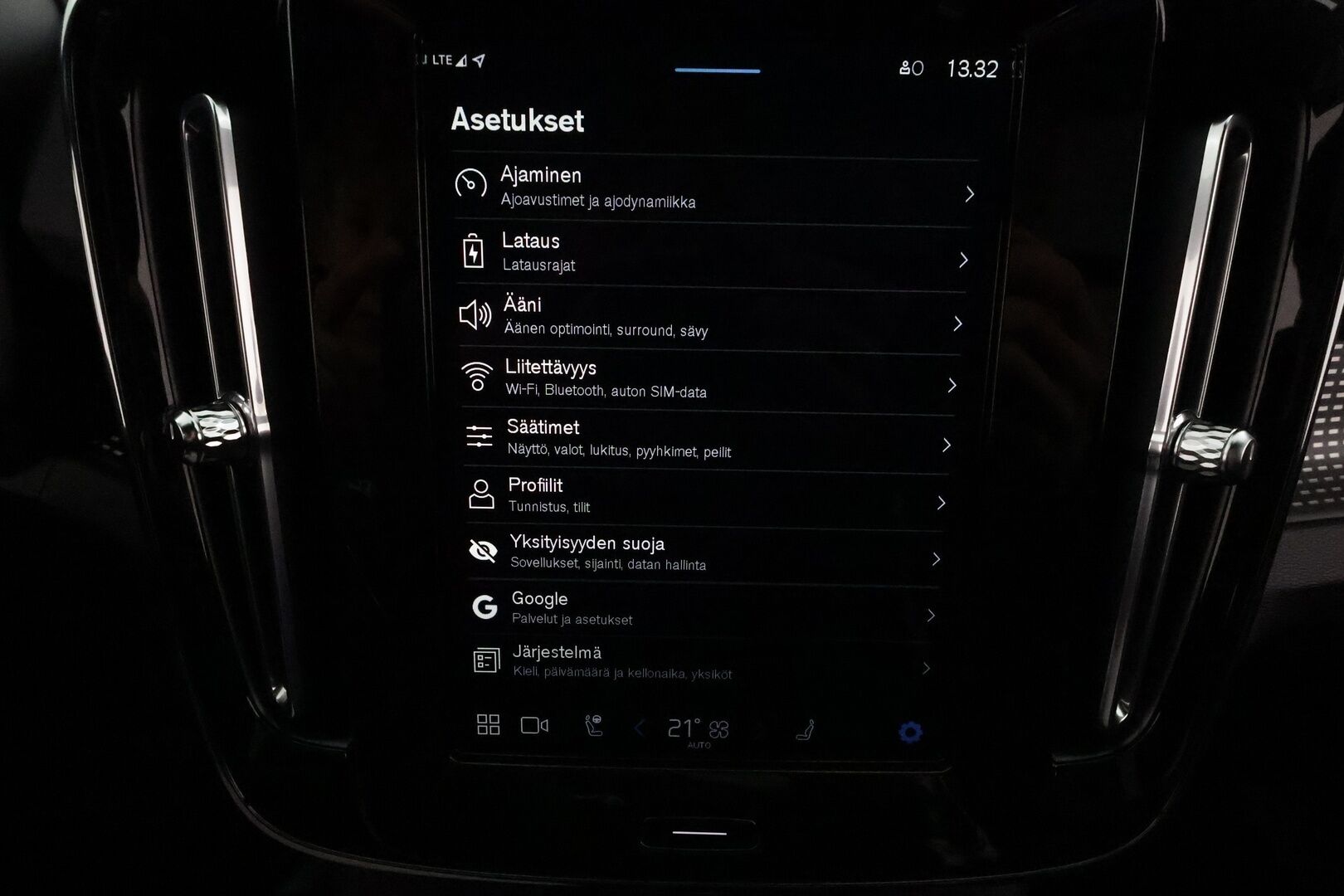 Volvo XC40 2022 Recharge Twin Business Pro aut *ACC / ILP / 360° / H&K / Koukku / Full LED / Panorama / Muistipenkki / Navi / BLIS* - Facelift / 1.Om Suomi-auto / Kahdet renkaat aluvanteilla / Merkkihuollettu 