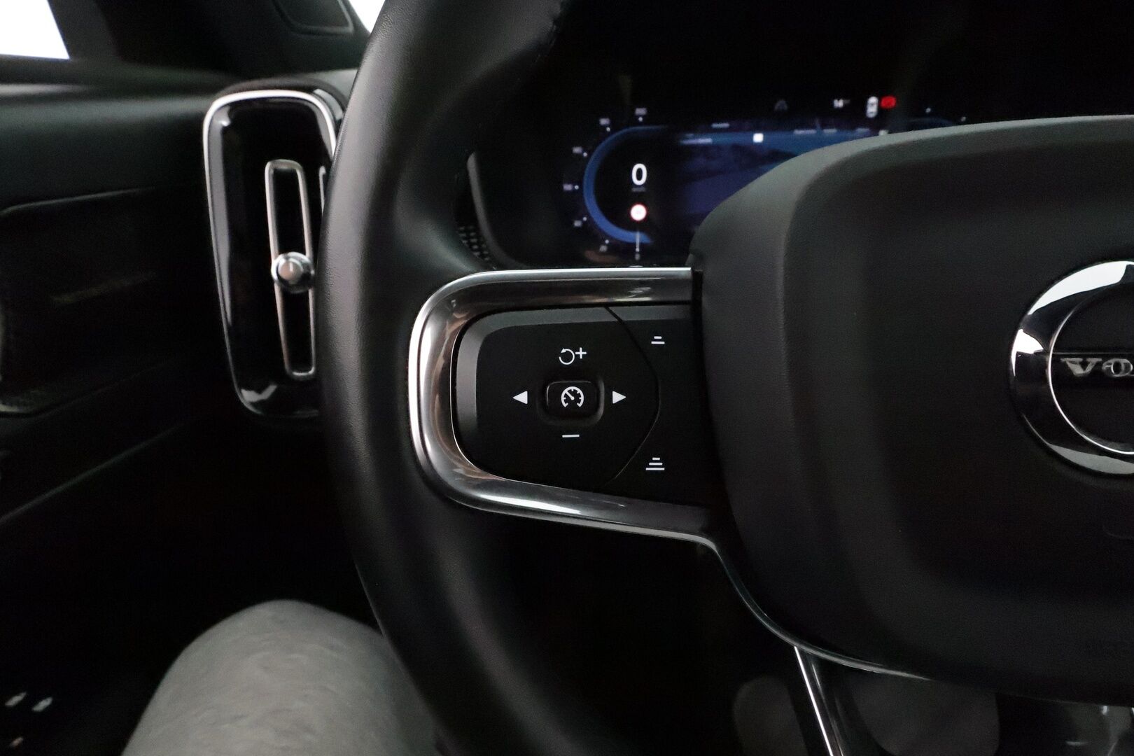 Volvo XC40 2022 Recharge Twin Business Pro aut *ACC / ILP / 360° / H&K / Koukku / Full LED / Panorama / Muistipenkki / Navi / BLIS* - Facelift / 1.Om Suomi-auto / Kahdet renkaat aluvanteilla / Merkkihuollettu 