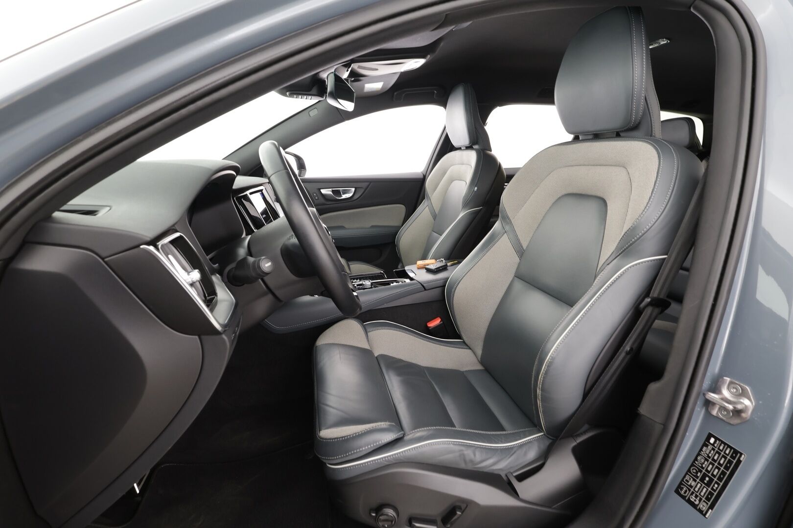 Volvo V60 2022 T6 TwE AWD Business R-Design aut * Pilot assist / Webasto / Koukku / Muistipenkki / LED / P.Kamera / High performance audio * - Suomi-auto / Merkkihuollettu / Kahdet Renkaat / Koti & Kauppalaturi - HULLUT AVAJAISHULINAT KORKOTARJOUS 3,29 %