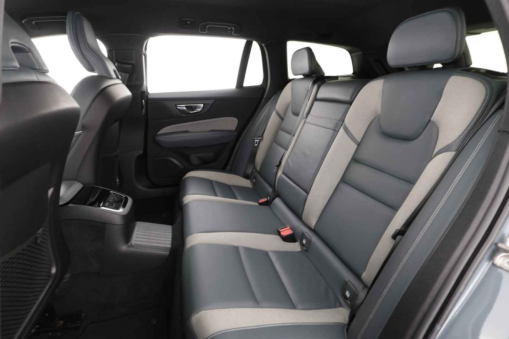 Volvo V60 2022 T6 TwE AWD Business R-Design aut * Pilot assist / Webasto / Koukku / Muistipenkki / LED / P.Kamera / High performance audio * - Suomi-auto / Merkkihuollettu / Kahdet Renkaat / Koti & Kauppalaturi - HULLUT AVAJAISHULINAT KORKOTARJOUS 3,29 %