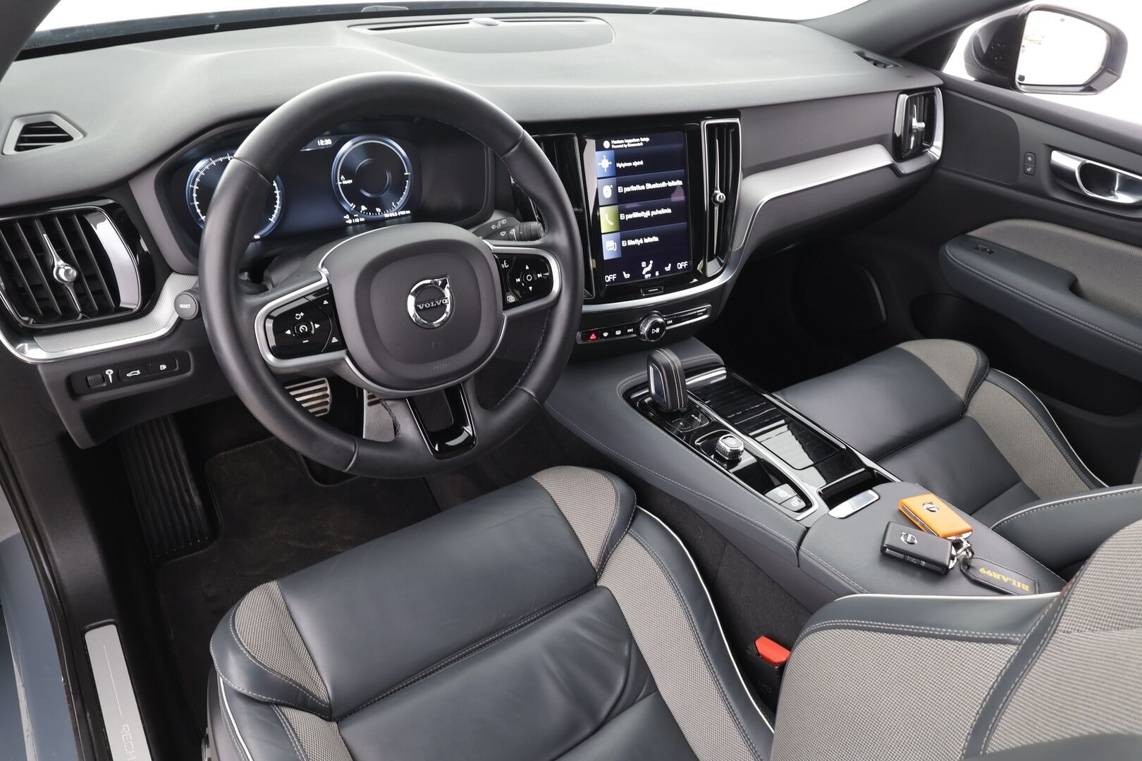 Volvo V60 2022 T6 TwE AWD Business R-Design aut * Pilot assist / Webasto / Koukku / Muistipenkki / LED / P.Kamera / High performance audio * - Suomi-auto / Merkkihuollettu / Kahdet Renkaat / Koti & Kauppalaturi - HULLUT AVAJAISHULINAT KORKOTARJOUS 3,29 %