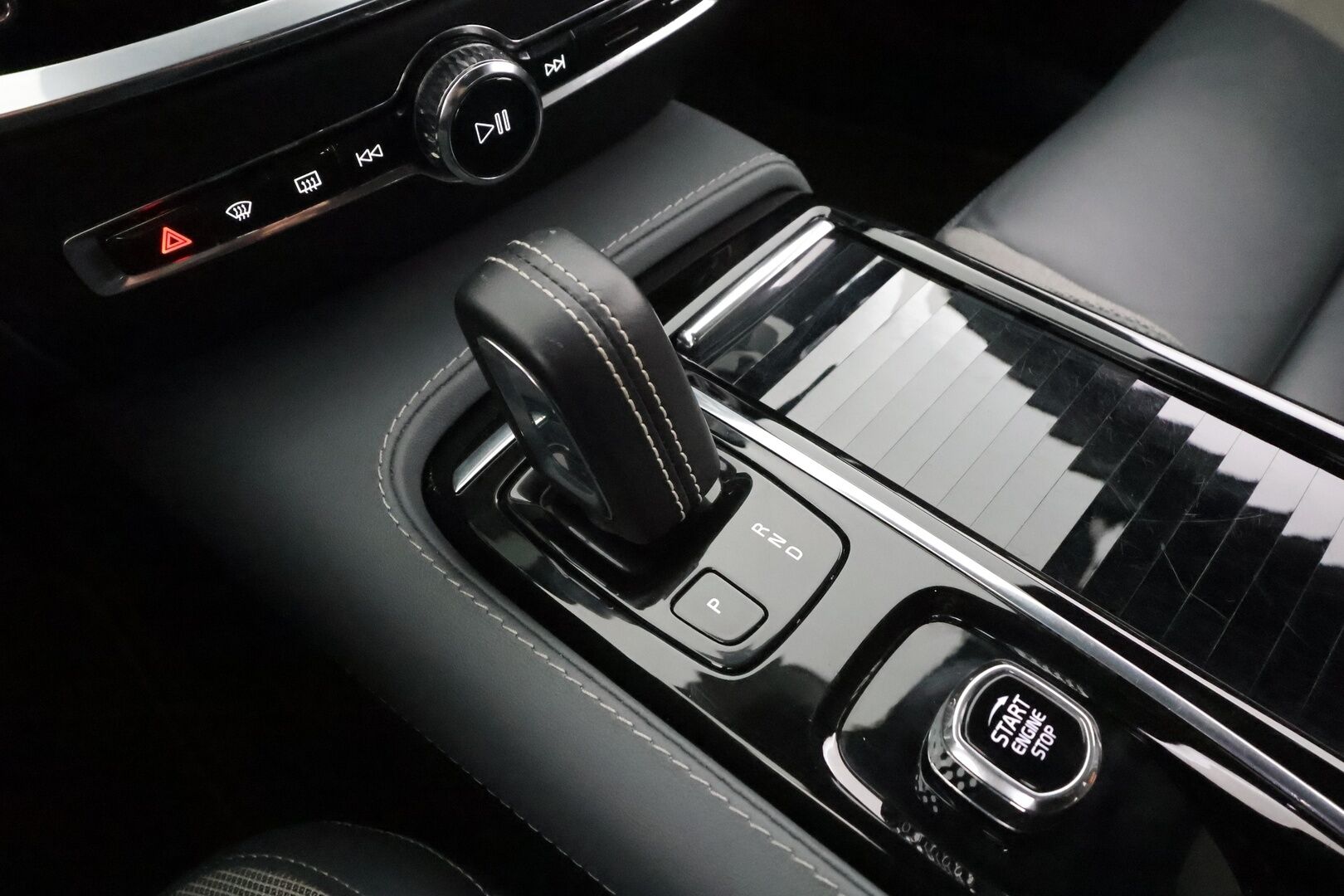 Volvo V60 2022 T6 TwE AWD Business R-Design aut * Pilot assist / Webasto / Koukku / Muistipenkki / LED / P.Kamera / High performance audio * - Suomi-auto / Merkkihuollettu / Kahdet Renkaat / Koti & Kauppalaturi - HULLUT AVAJAISHULINAT KORKOTARJOUS 3,29 %