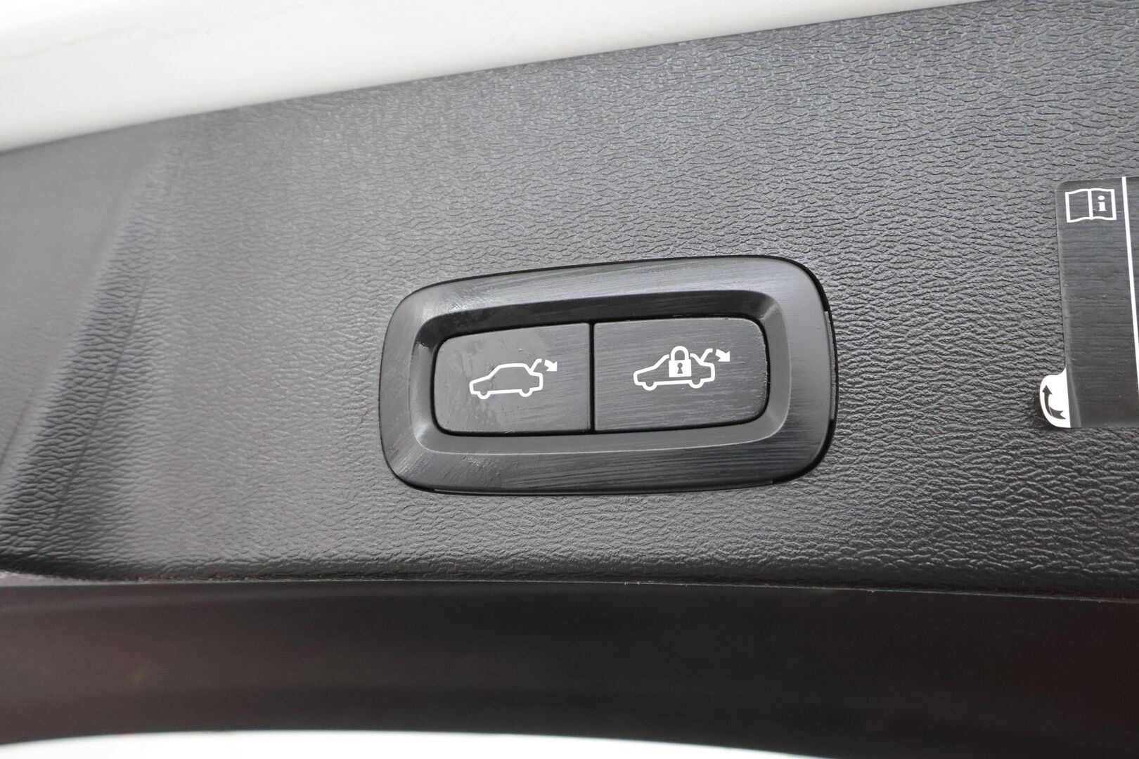 Volvo XC40 2022 Recharge Twin Business Pro aut - | ACC | ILP | Koukku | Harman/Kardon | Sähkönahat | Panorama | 360° | Muistipenkki | BLIS | Pilot Assist | 2x renkaat aluin | Merkkihuollettu | 