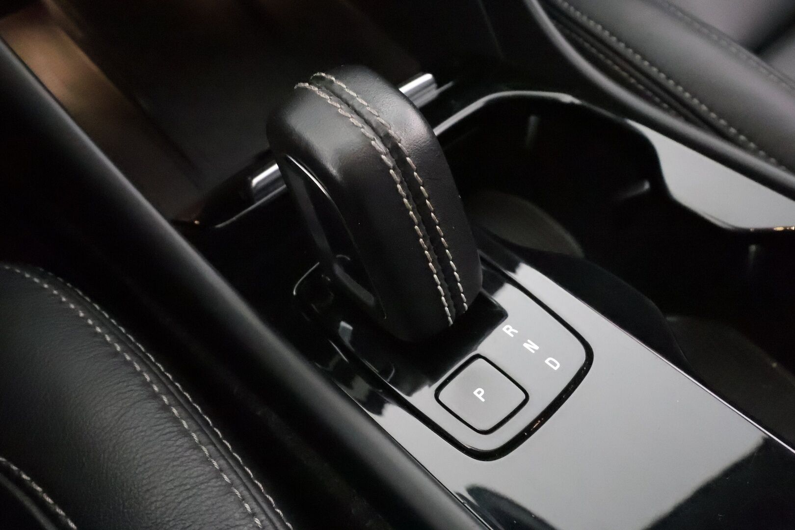 Volvo XC40 2022 Recharge Twin Business Pro aut - | ACC | ILP | Koukku | Harman/Kardon | Sähkönahat | Panorama | 360° | Muistipenkki | BLIS | Pilot Assist | 2x renkaat aluin | Merkkihuollettu | 