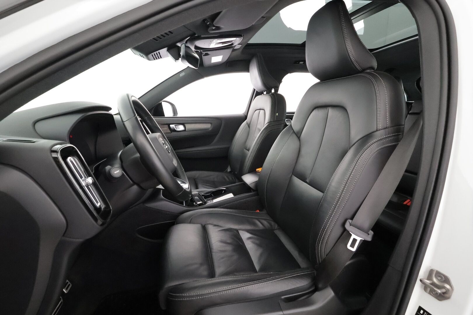 Volvo XC40 2022 Recharge Twin Business Pro aut - | ACC | ILP | Koukku | Harman/Kardon | Sähkönahat | Panorama | 360° | Muistipenkki | BLIS | Pilot Assist | 2x renkaat aluin | Merkkihuollettu | 