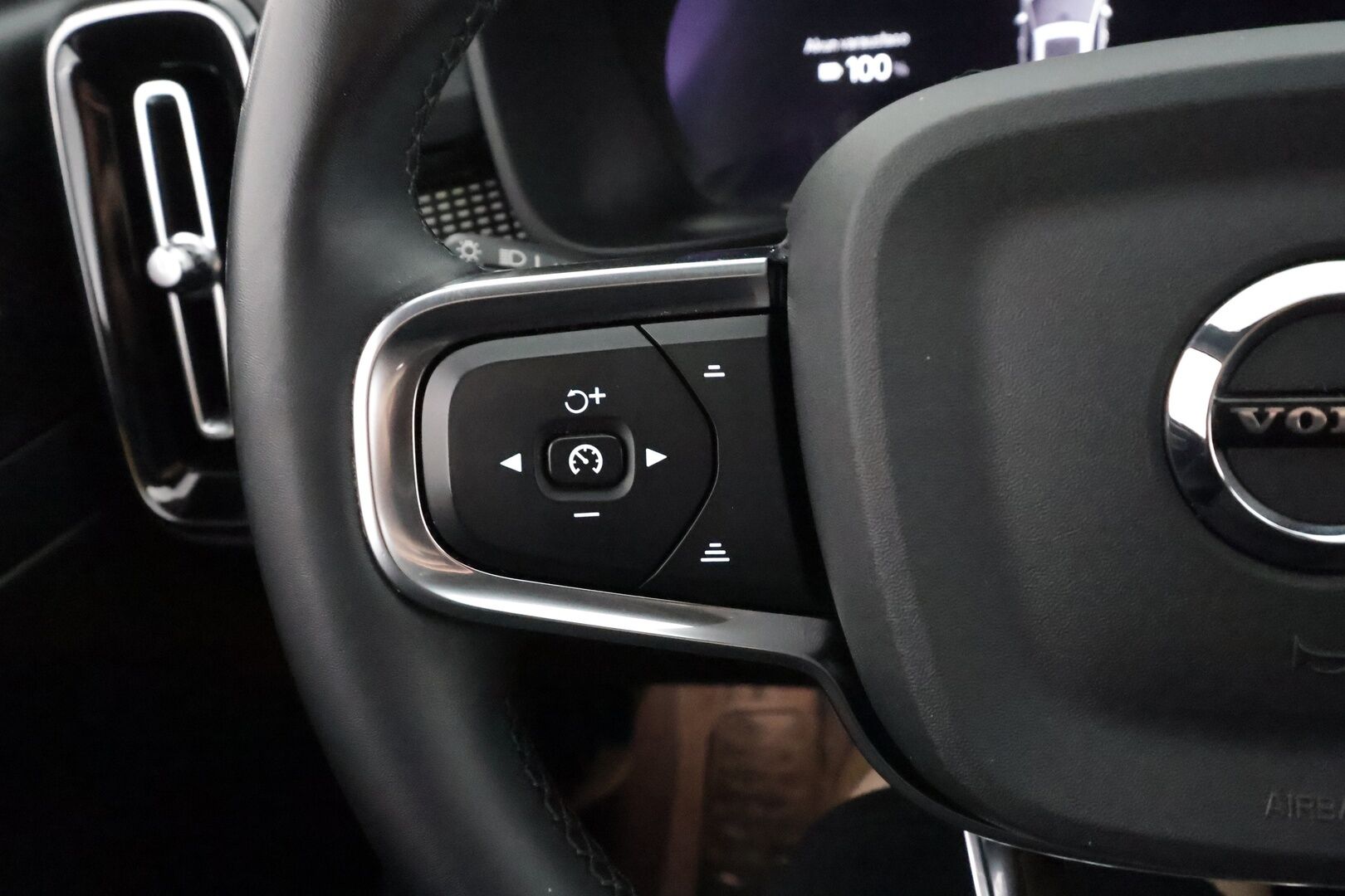 Volvo XC40 2022 Recharge Twin Business Pro aut - | ACC | ILP | Koukku | Harman/Kardon | Sähkönahat | Panorama | 360° | Muistipenkki | BLIS | Pilot Assist | 2x renkaat aluin | Merkkihuollettu | 