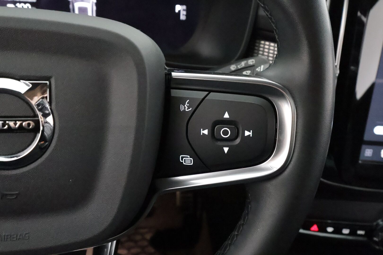 Volvo XC40 2022 Recharge Twin Business Pro aut - | ACC | ILP | Koukku | Harman/Kardon | Sähkönahat | Panorama | 360° | Muistipenkki | BLIS | Pilot Assist | 2x renkaat aluin | Merkkihuollettu | 