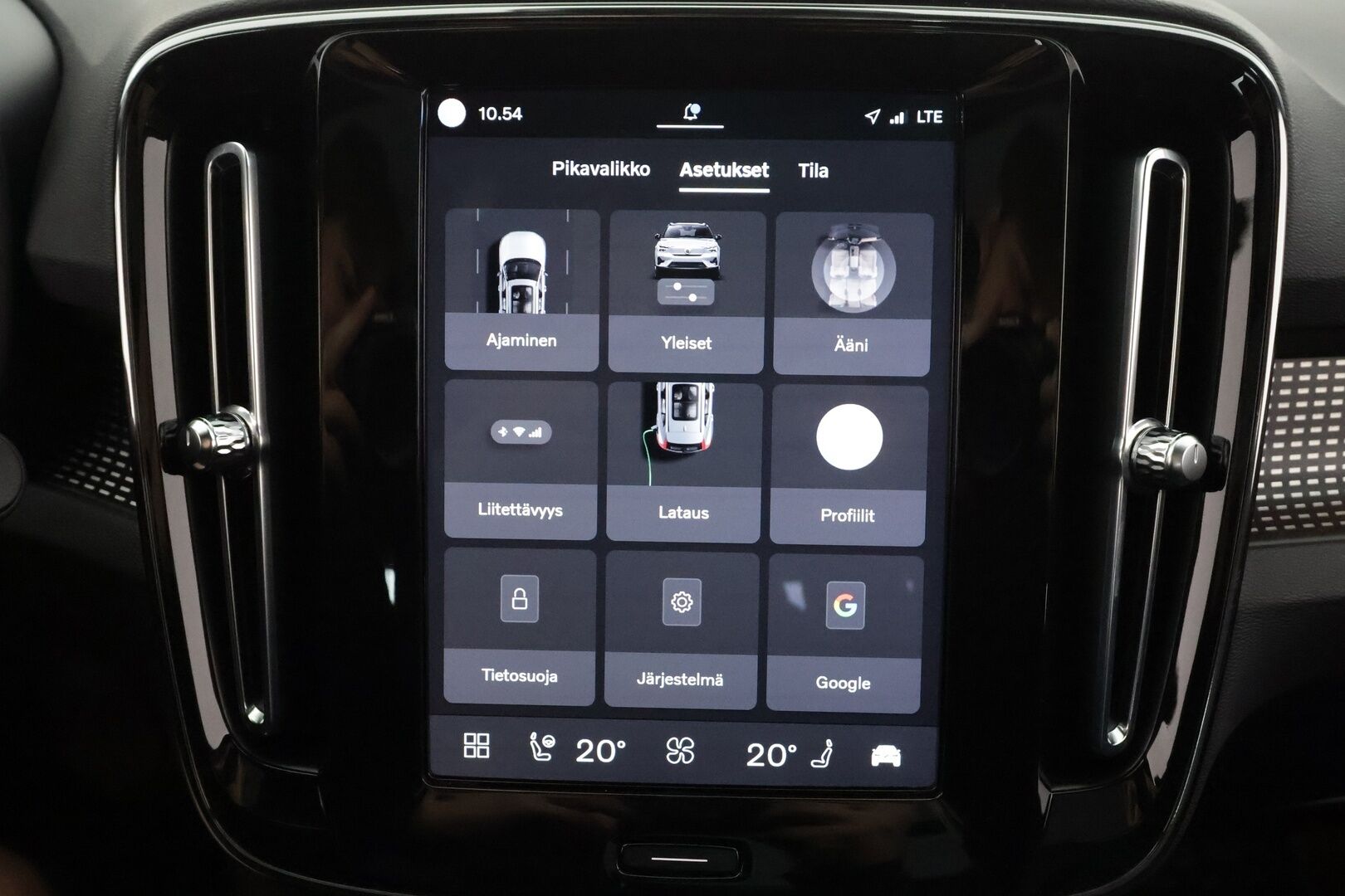 Volvo XC40 2022 Recharge Twin Business Pro aut - | ACC | ILP | Koukku | Harman/Kardon | Sähkönahat | Panorama | 360° | Muistipenkki | BLIS | Pilot Assist | 2x renkaat aluin | Merkkihuollettu | 