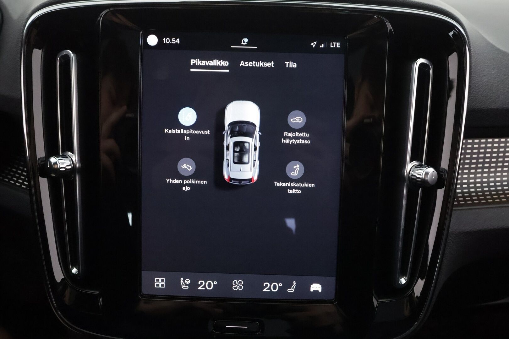 Volvo XC40 2022 Recharge Twin Business Pro aut - | ACC | ILP | Koukku | Harman/Kardon | Sähkönahat | Panorama | 360° | Muistipenkki | BLIS | Pilot Assist | 2x renkaat aluin | Merkkihuollettu | 