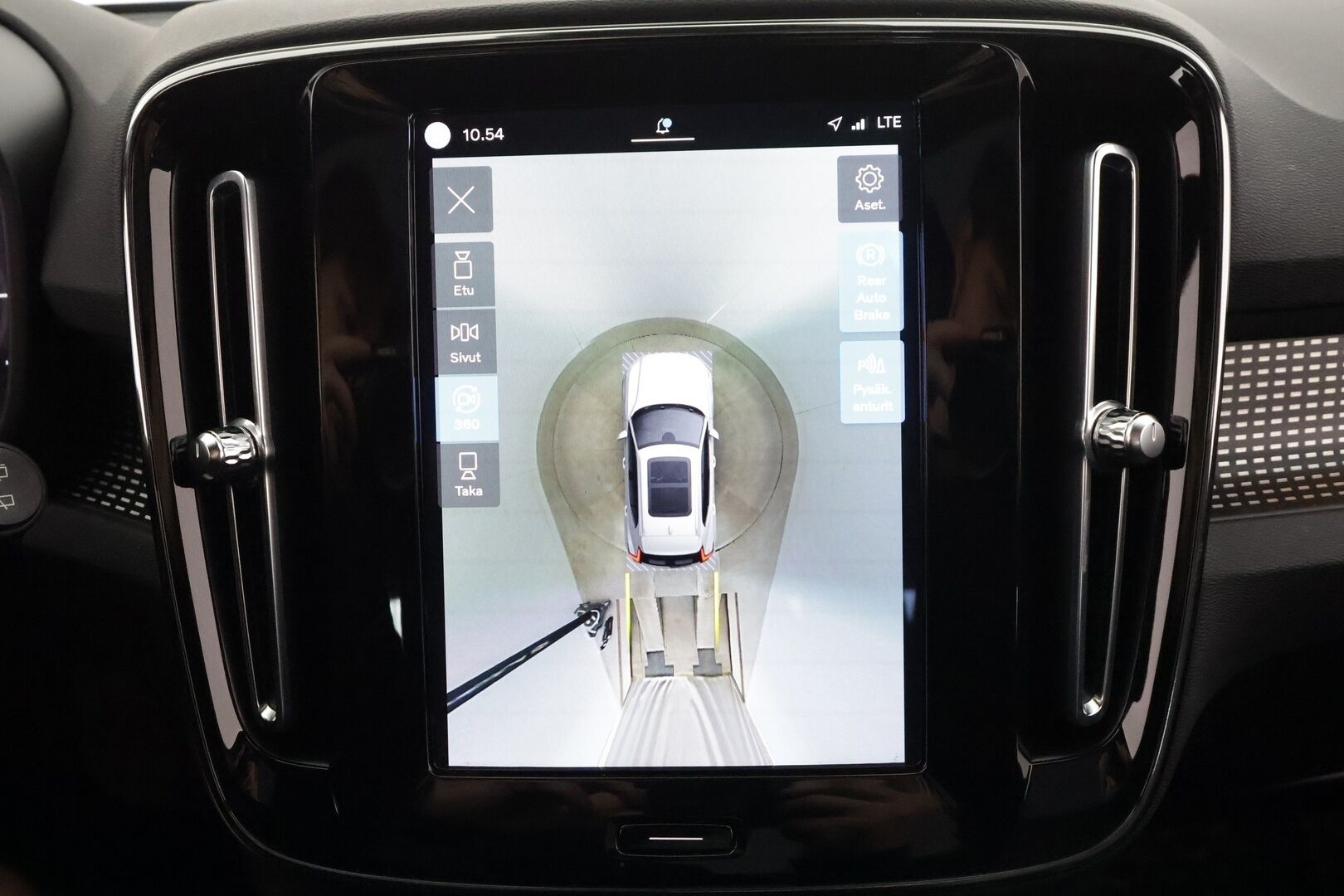 Volvo XC40 2022 Recharge Twin Business Pro aut - | ACC | ILP | Koukku | Harman/Kardon | Sähkönahat | Panorama | 360° | Muistipenkki | BLIS | Pilot Assist | 2x renkaat aluin | Merkkihuollettu | 