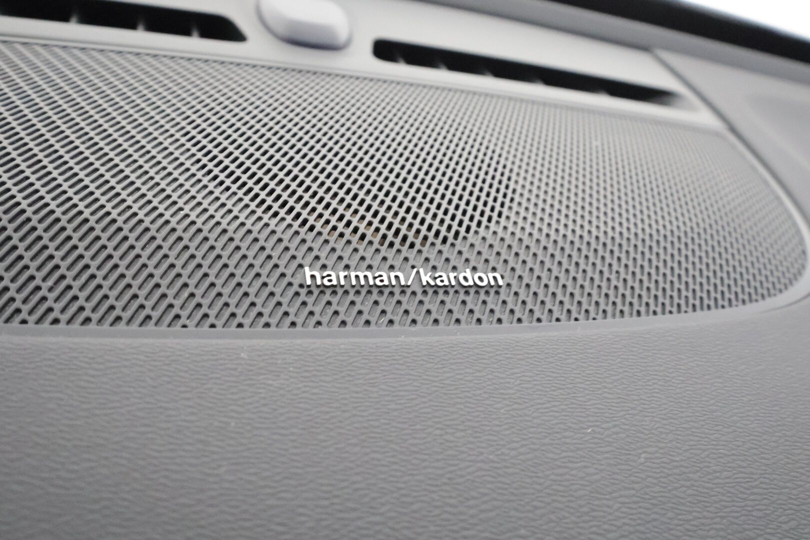 Volvo XC40 2022 Recharge Twin Business Pro aut - | ACC | ILP | Koukku | Harman/Kardon | Sähkönahat | Panorama | 360° | Muistipenkki | BLIS | Pilot Assist | 2x renkaat aluin | Merkkihuollettu | 