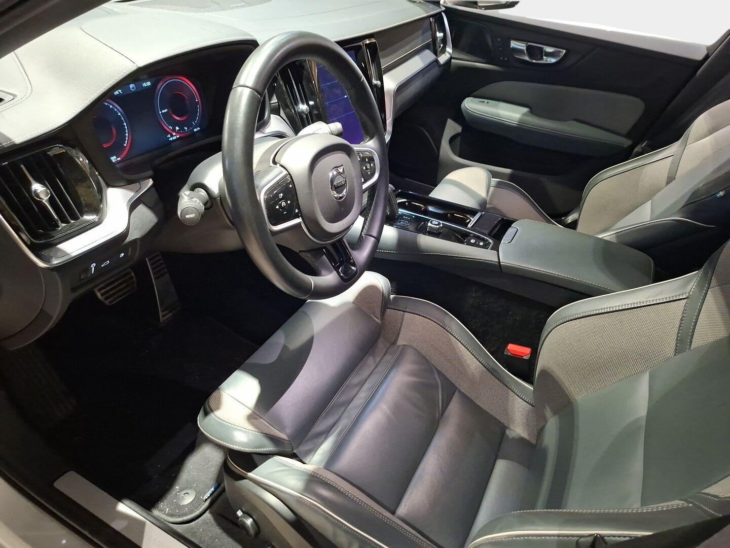 Volvo V60 2021 T8 TwE AWD Business R-Design aut - Suomiauto | Webasto | Koukku | Harman&Kardon | Panoraama | HUD | 360-Kamera | Nahka-Alcantara | Muistipenkit | Handsfree takaluukku | SUPERVARUSTEET!