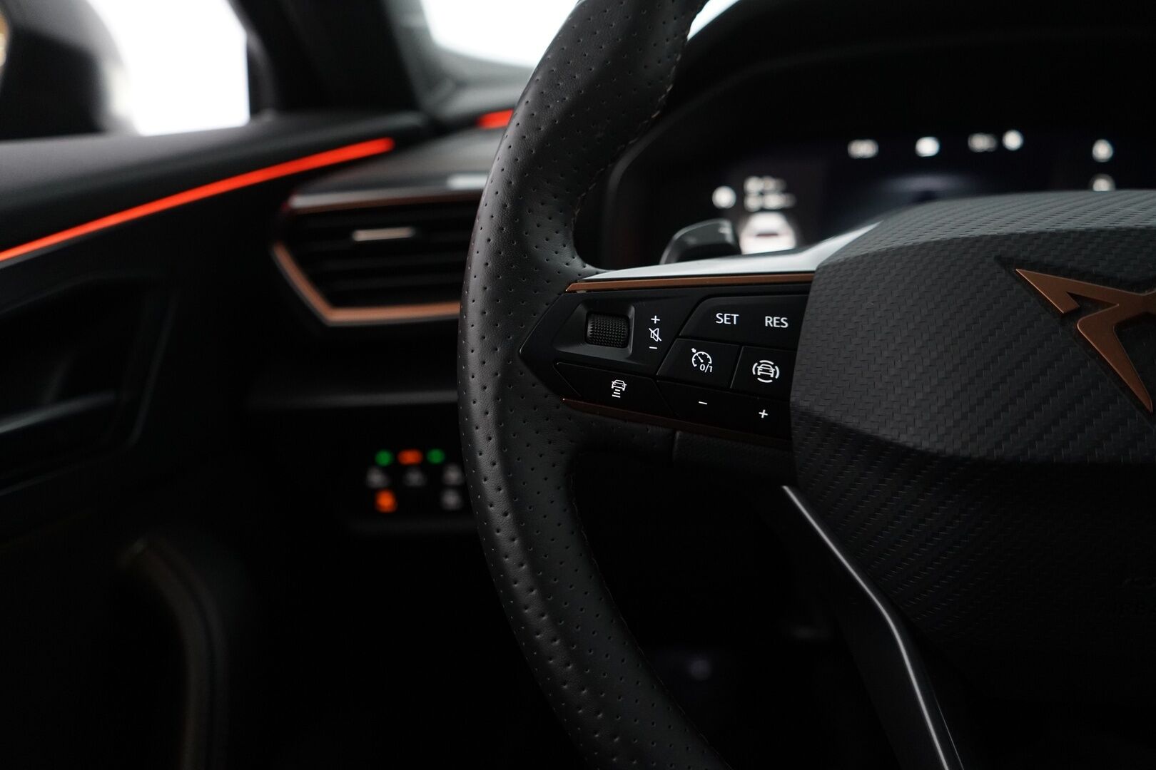 Cupra Formentor 2021 1.4 PHEV 150 kW e-HYBRID DSG * ACC / Puolinahkasisusta / Sporttipenkit / Keyless / Kaistavahti * - Suomi-auto / Kahdet renkaat vanteineen / Akku kuntotarkastettu - HULLUT AVAJAISHULINAT KORKOTARJOUS 3,29 %