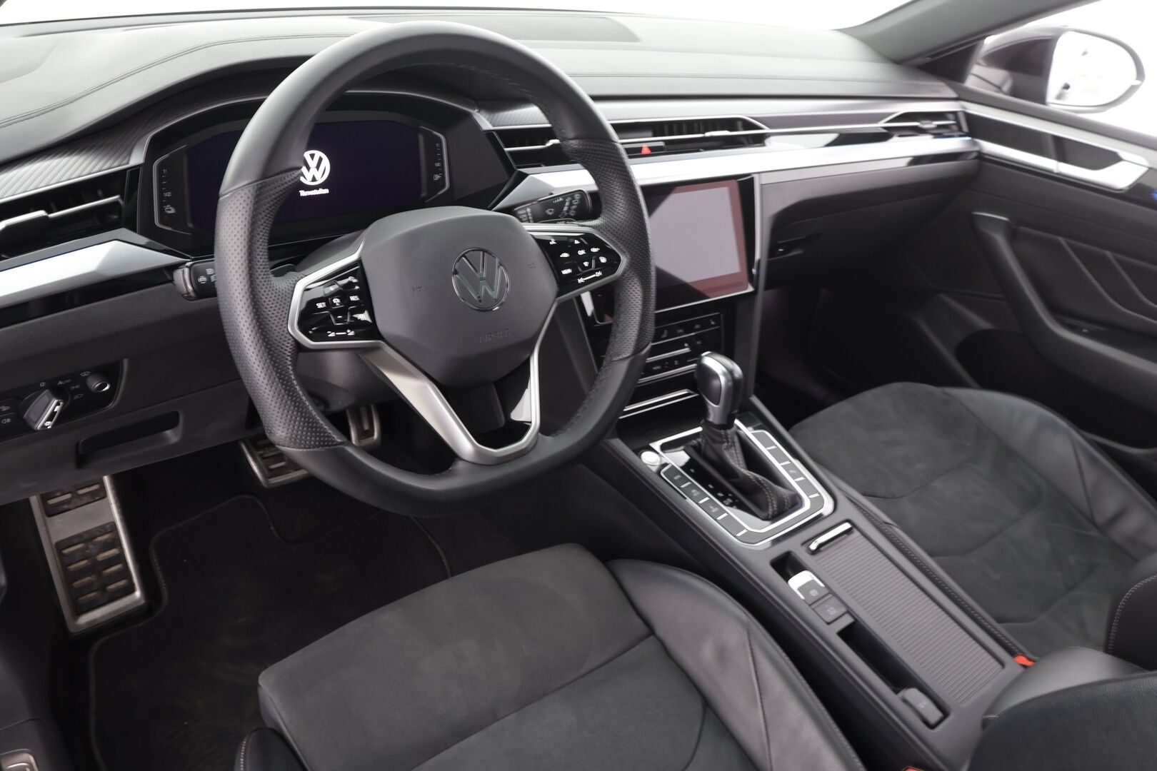 Volkswagen Arteon 2021 Shooting Brake R-Line eHybrid 160 kW DSG * Panorama / Webasto / Koukku / ACC / Adapt.LED / P.Kamera / Navi * - 1-om Suomi-auto / 2x Latauskaapelit / Kahdet renkaat - Osta nyt, maksa vasta ensi vuonna