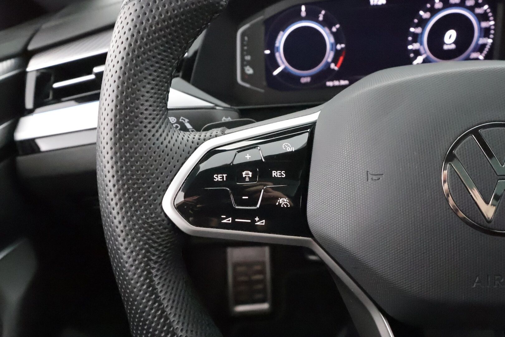 Volkswagen Arteon 2021 Shooting Brake R-Line eHybrid 160 kW DSG * Panorama / Webasto / Koukku / ACC / Adapt.LED / P.Kamera / Navi * - 1-om Suomi-auto / 2x Latauskaapelit / Kahdet renkaat - Osta nyt, maksa vasta ensi vuonna