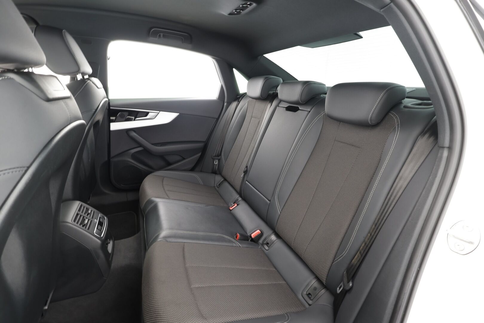 Audi A4 2021 Sedan Business Advanced 35 TFSI 110 kW MHEV S tronic * ACC / Matrix-LED / P.Tutkat / SporttiPenkit * - Suomi-auto / Kahdet Renkaat