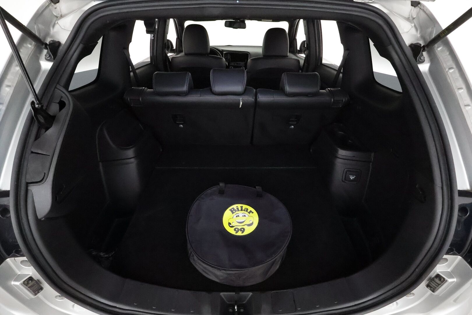 Mitsubishi Outlander PHEV 2019 Instyle 4WD 5P **Vakkari / P.kamera / Timanttinahat / Sähköpenkki / Koukku / LED** - Kahdet renkaat aluvanteilla