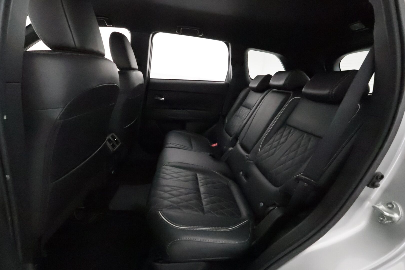 Mitsubishi Outlander PHEV 2019 Instyle 4WD 5P **Vakkari / P.kamera / Timanttinahat / Sähköpenkki / Koukku / LED** - irroitettava koukku / 2x renkaat aluvantein