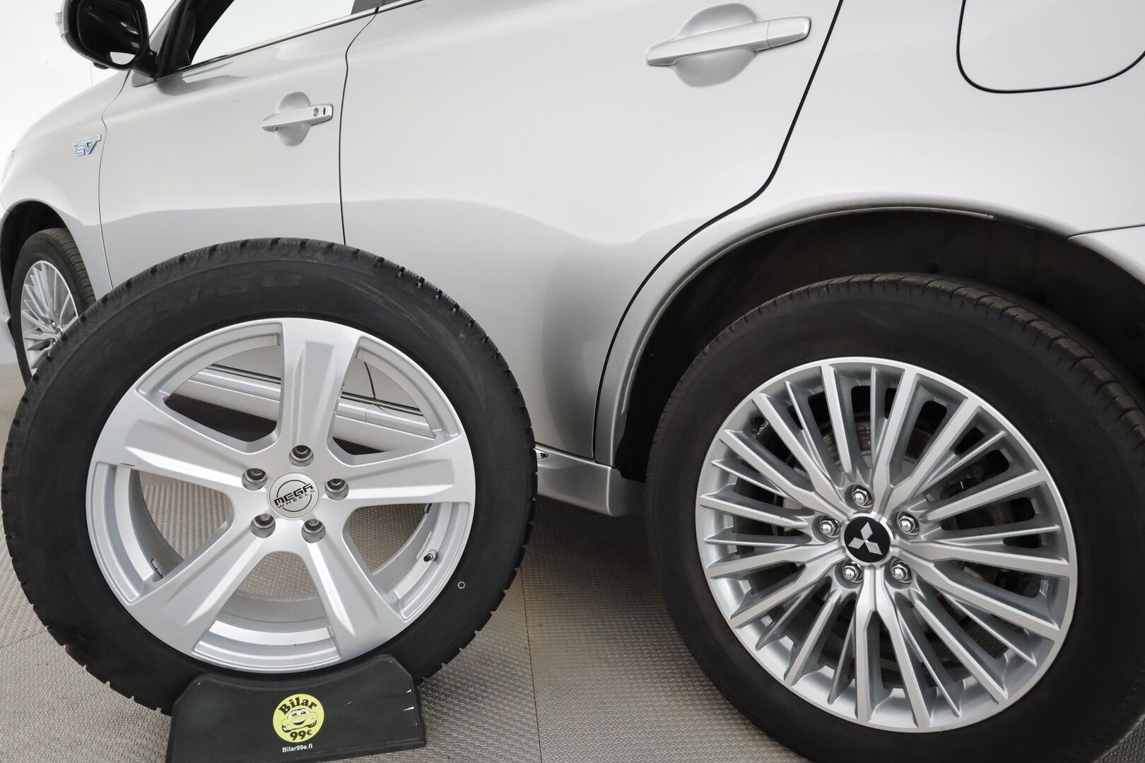 Mitsubishi Outlander PHEV 2019 Instyle 4WD 5P **Vakkari / P.kamera / Timanttinahat / Sähköpenkki / Koukku / LED** - Kahdet renkaat aluvanteilla