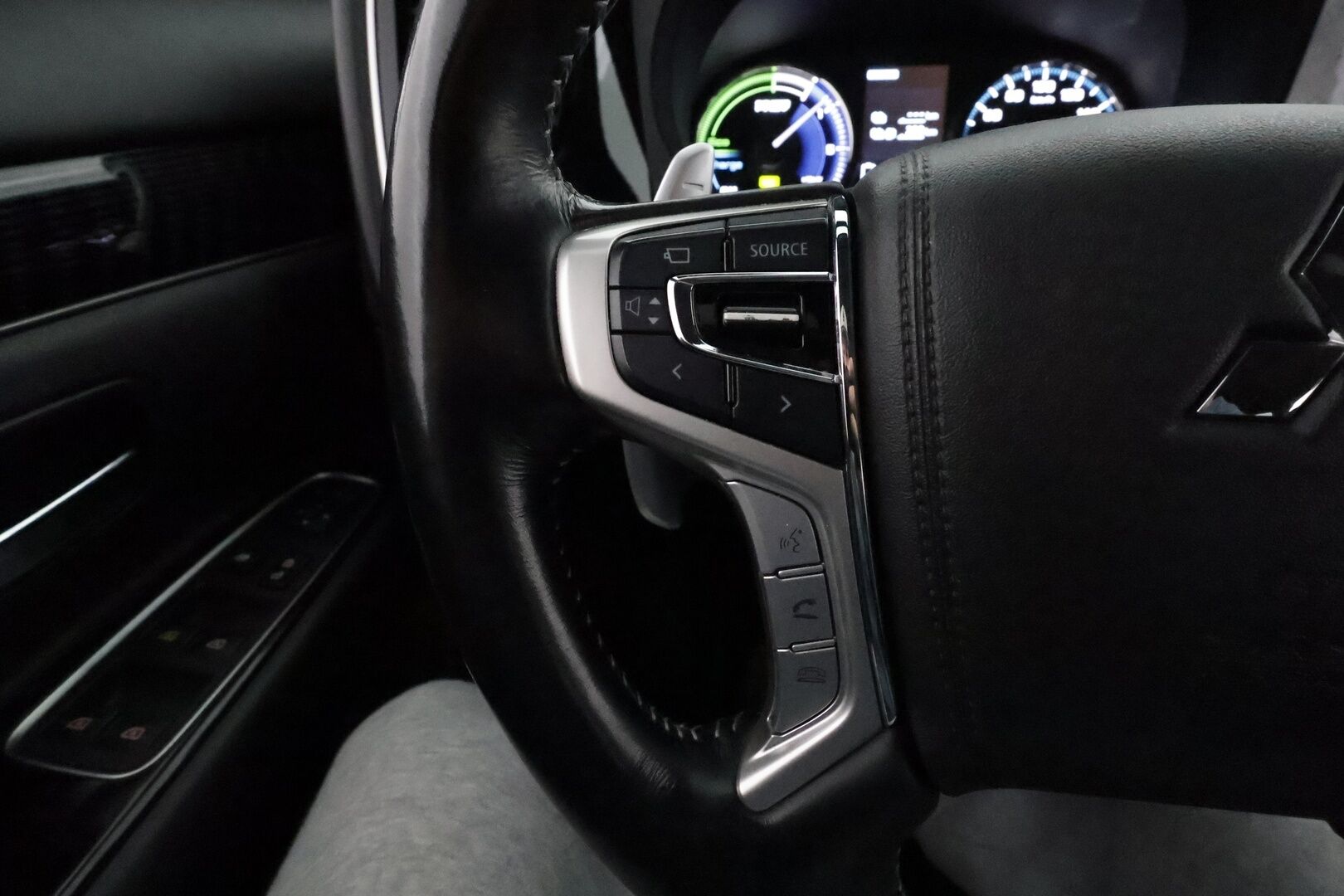 Mitsubishi Outlander PHEV 2019 Instyle 4WD 5P **Vakkari / P.kamera / Timanttinahat / Sähköpenkki / Koukku / LED** - Kahdet renkaat aluvanteilla