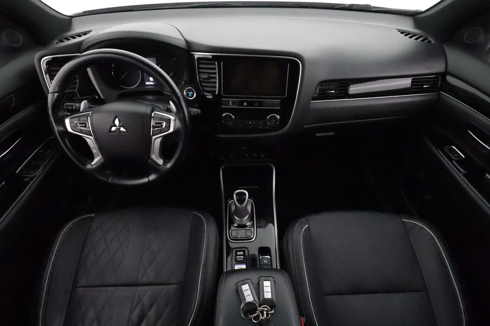 Mitsubishi Outlander PHEV 2019 Instyle 4WD 5P **Vakkari / P.kamera / Timanttinahat / Sähköpenkki / Koukku / LED** - irroitettava koukku / 2x renkaat aluvantein