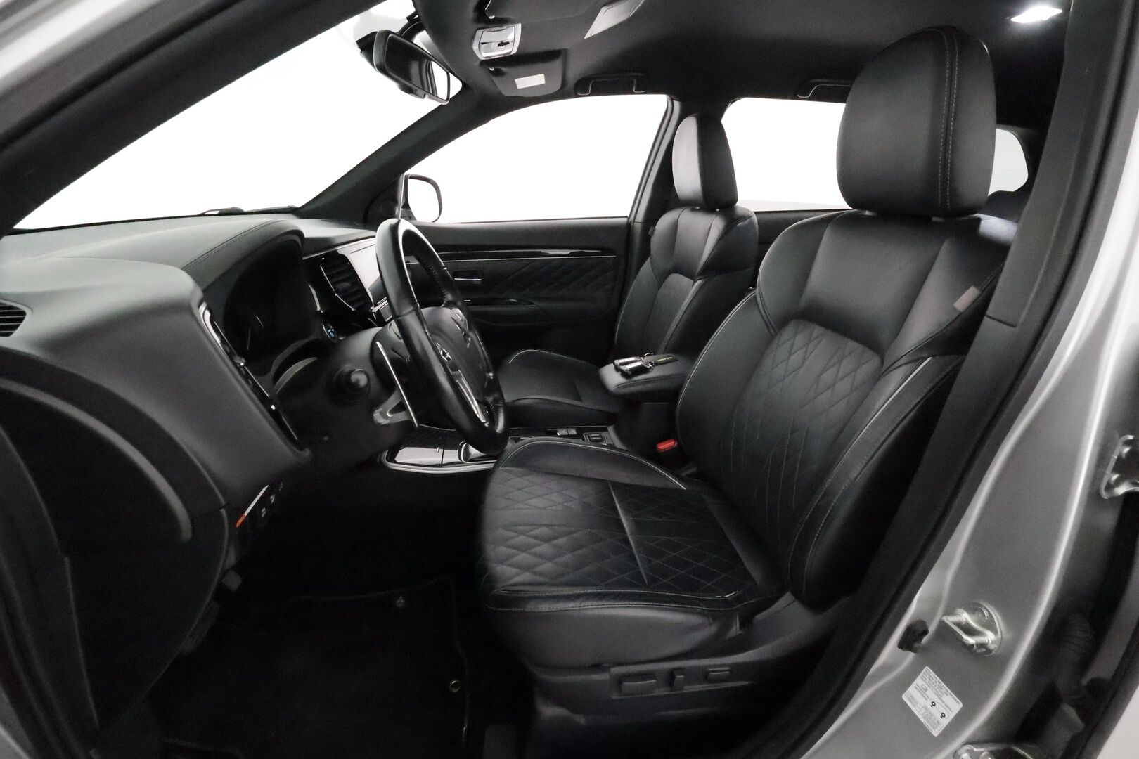 Mitsubishi Outlander PHEV 2019 Instyle 4WD 5P **Vakkari / P.kamera / Timanttinahat / Sähköpenkki / Koukku / LED** - Kahdet renkaat aluvanteilla