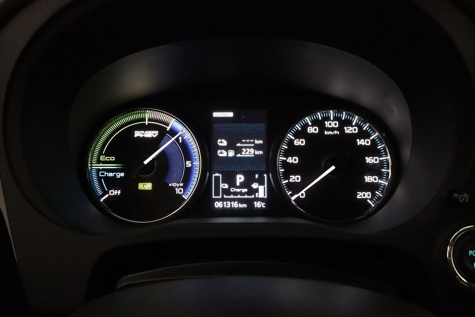 Mitsubishi Outlander PHEV 2019 Instyle 4WD 5P **Vakkari / P.kamera / Timanttinahat / Sähköpenkki / Koukku / LED** - irroitettava koukku / 2x renkaat aluvantein