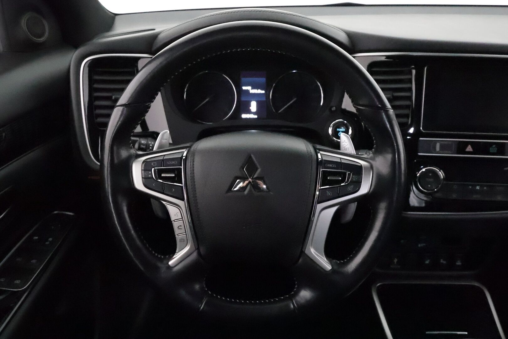 Mitsubishi Outlander PHEV 2019 Instyle 4WD 5P **Vakkari / P.kamera / Timanttinahat / Sähköpenkki / Koukku / LED** - Kahdet renkaat aluvanteilla