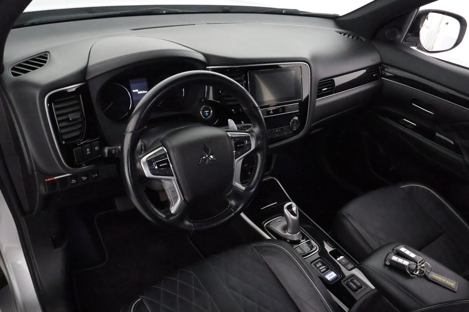 Mitsubishi Outlander PHEV 2019 Instyle 4WD 5P **Vakkari / P.kamera / Timanttinahat / Sähköpenkki / Koukku / LED** - irroitettava koukku / 2x renkaat aluvantein