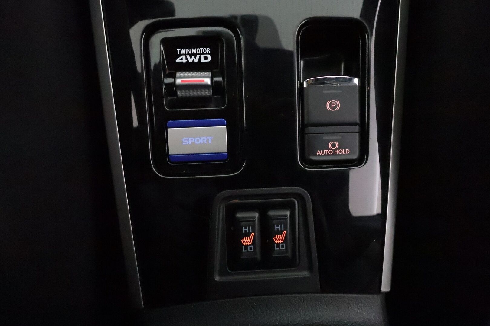 Mitsubishi Outlander PHEV 2019 Instyle 4WD 5P **Vakkari / P.kamera / Timanttinahat / Sähköpenkki / Koukku / LED** - irroitettava koukku / 2x renkaat aluvantein