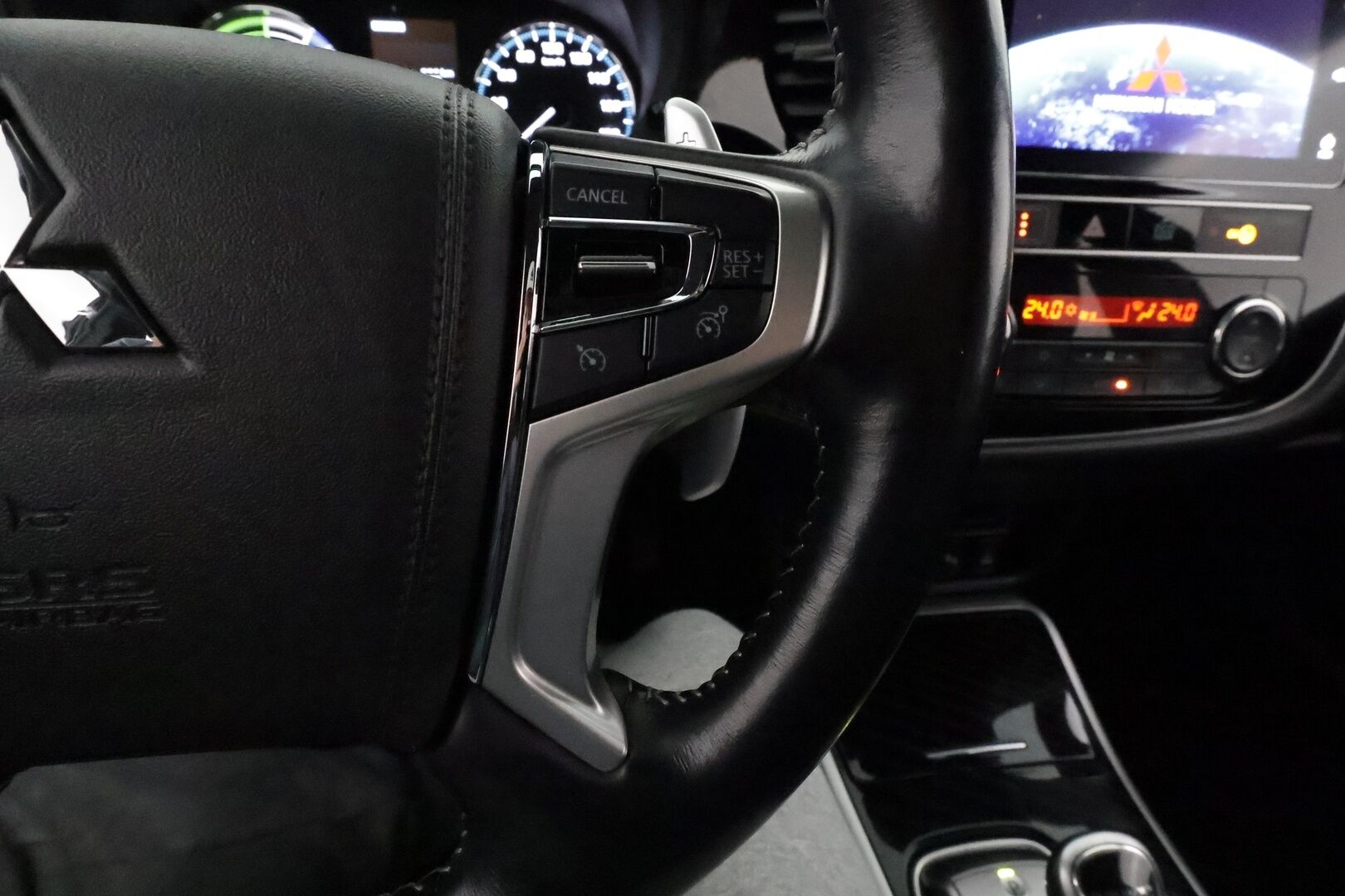 Mitsubishi Outlander PHEV 2019 Instyle 4WD 5P **Vakkari / P.kamera / Timanttinahat / Sähköpenkki / Koukku / LED** - irroitettava koukku / 2x renkaat aluvantein