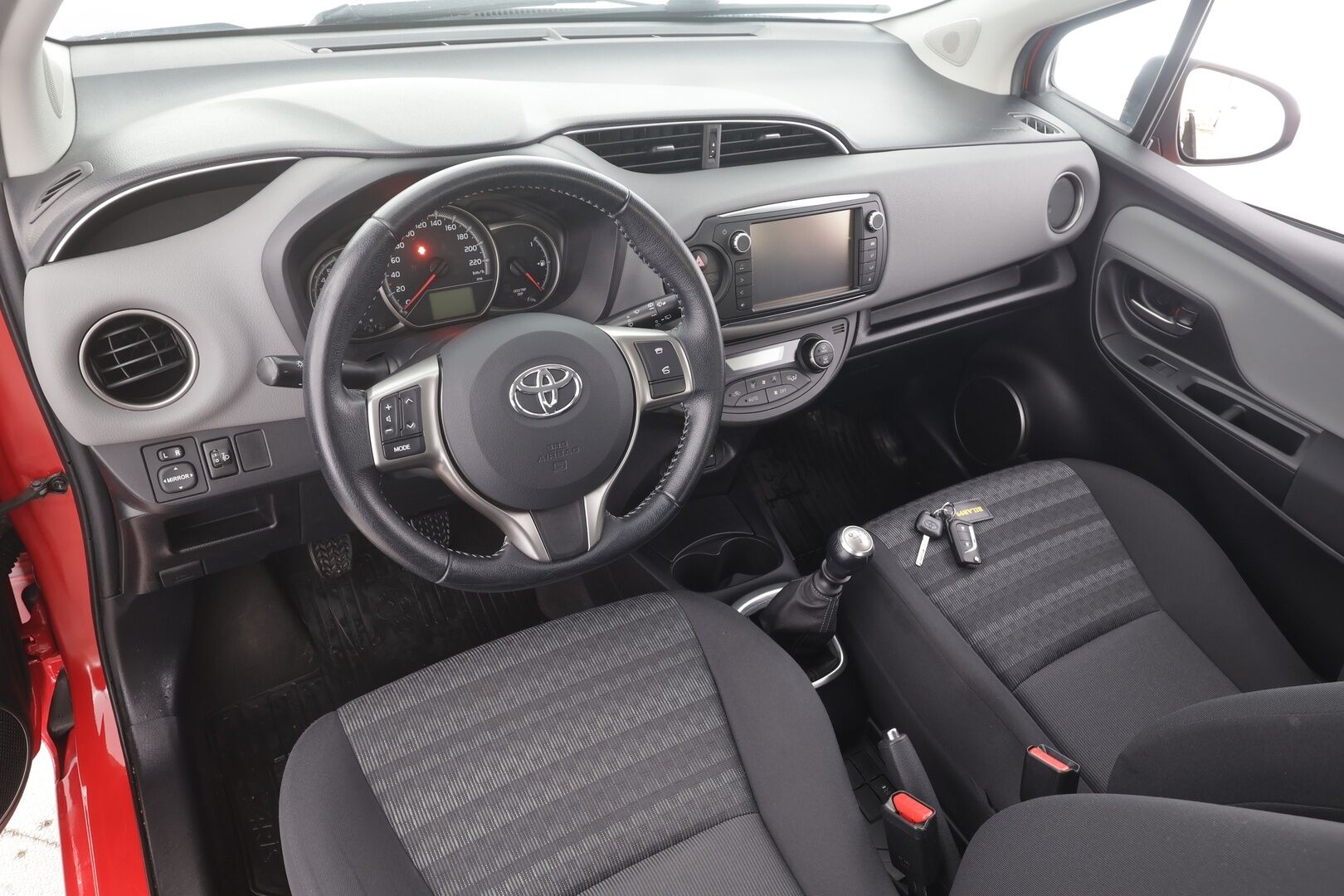 Toyota Yaris 2016 1,33 Dual VVT-i Active 5ov - | Lohko&Sisätilanlämmitin | P.Kamera | Bluetooth | Facelift | Kahdet renkaat | 