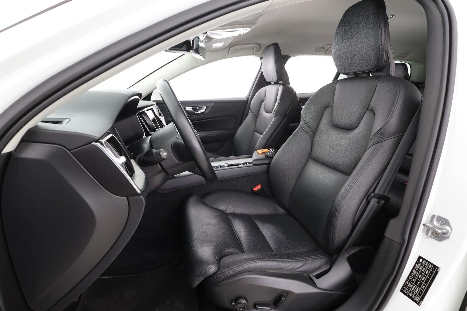 Volvo V60 2022 B3 MHEV Business Inscription Edition DCT aut * ACC / P.Kamera / Full LED / Navi / Webasto / Muistipenkki / Nahat * - 1.Om Suomi-auto / Kahdet renkaat aluvanteilla / Merkkihuollettu