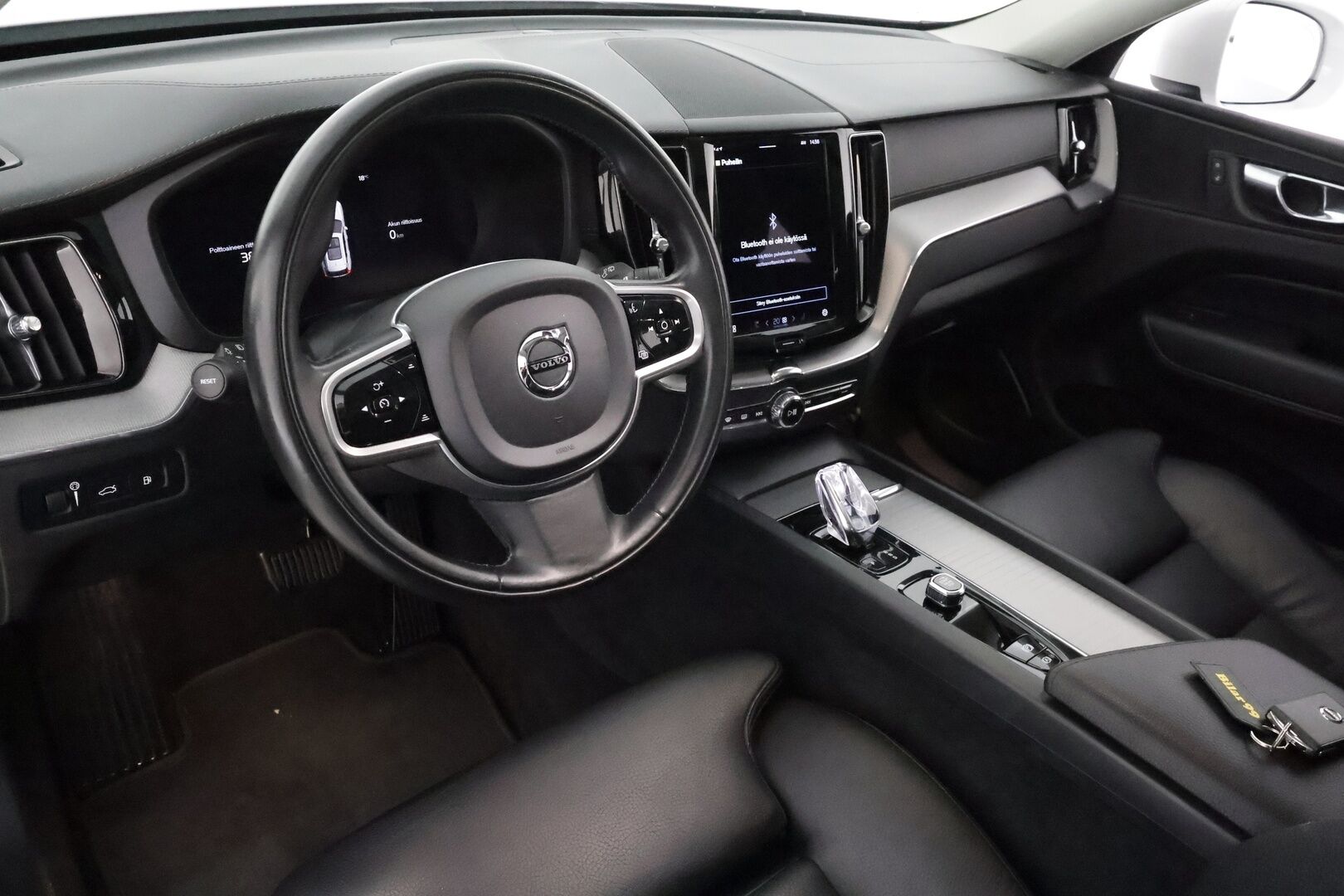 Volvo XC60 2022 T8 TwE AWD Business Inscription aut **Panorama / Webasto / Koukku / Adapt.Vakkari / P.kamera / Sporttipenkki Muistilla** - 3,99 % KORKOTARJOUS TÄHÄN AUTOON - 1.Om Suomi-auto / Akku kuntotarkastettu / LED-valot / Kaistavahti / Google Maps / KeylessGO / 2x Renkaat