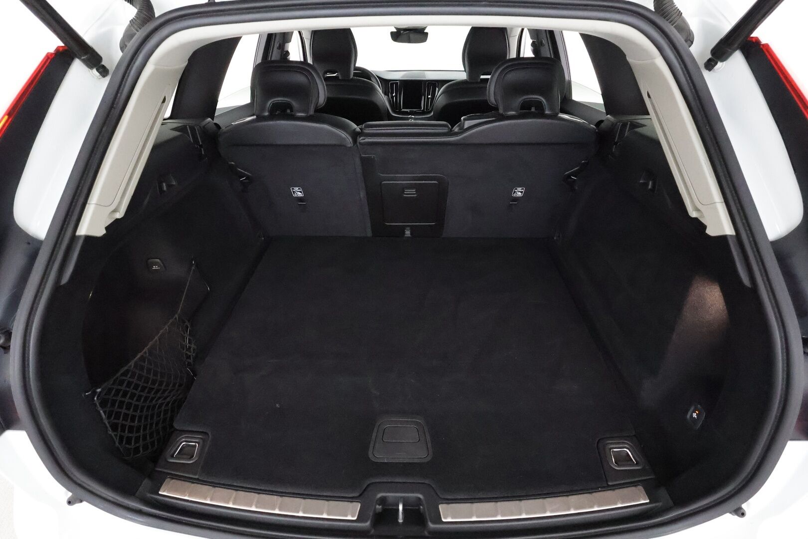 Volvo XC60 2022 T8 TwE AWD Business Inscription aut **Panorama / Webasto / Koukku / Adapt.Vakkari / P.kamera / Sporttipenkki Muistilla** - 3,99 % KORKOTARJOUS TÄHÄN AUTOON - 1.Om Suomi-auto / Akku kuntotarkastettu / LED-valot / Kaistavahti / Google Maps / KeylessGO / 2x Renkaat