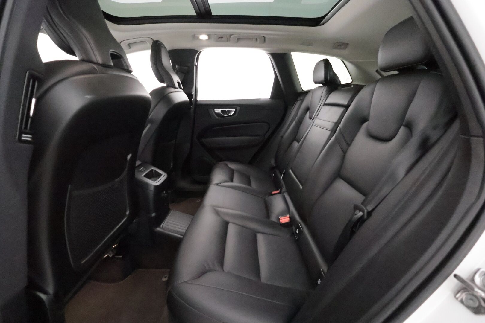 Volvo XC60 2022 T8 TwE AWD Business Inscription aut **Panorama / Webasto / Koukku / Adapt.Vakkari / P.kamera / Sporttipenkki Muistilla** - 3,99 % KORKOTARJOUS TÄHÄN AUTOON - 1.Om Suomi-auto / Akku kuntotarkastettu / LED-valot / Kaistavahti / Google Maps / KeylessGO / 2x Renkaat