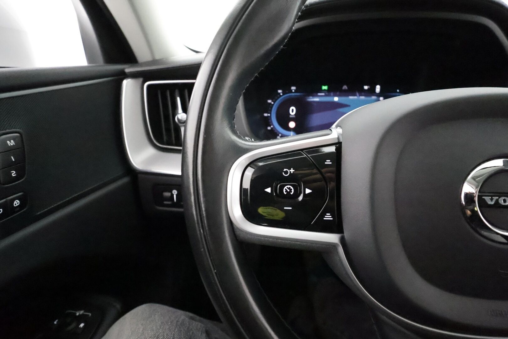 Volvo XC60 2022 T8 TwE AWD Business Inscription aut **Panorama / Webasto / Koukku / Adapt.Vakkari / P.kamera / Sporttipenkki Muistilla** - 3,99 % KORKOTARJOUS TÄHÄN AUTOON - 1.Om Suomi-auto / Akku kuntotarkastettu / LED-valot / Kaistavahti / Google Maps / KeylessGO / 2x Renkaat