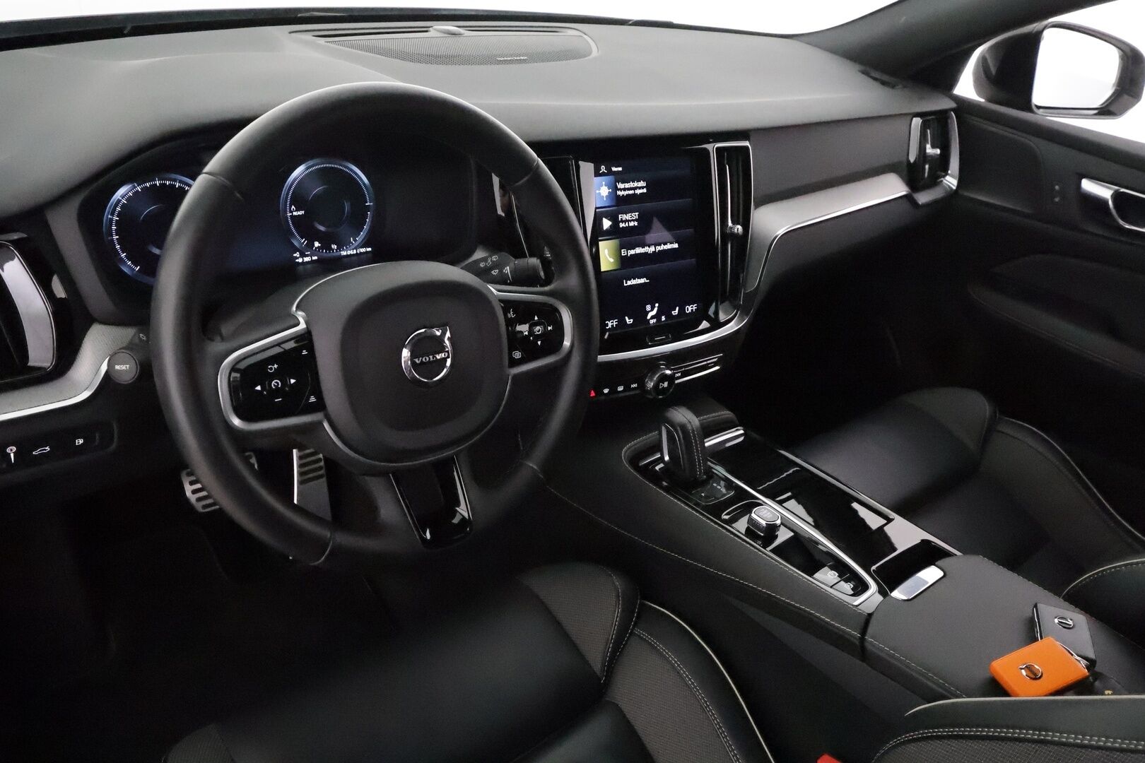 Volvo V60 2022 T6 TwE AWD Business R-Design aut **Webasto / Koukku / H&K / ACC / Full-LED / P.Kamera / Sporttipenkki Muistilla** - 3,99 % KORKOTARJOUS TÄHÄN AUTOON - 2x Latauskaapelit / Kahdet Renkaat / Merkkihuollettu!