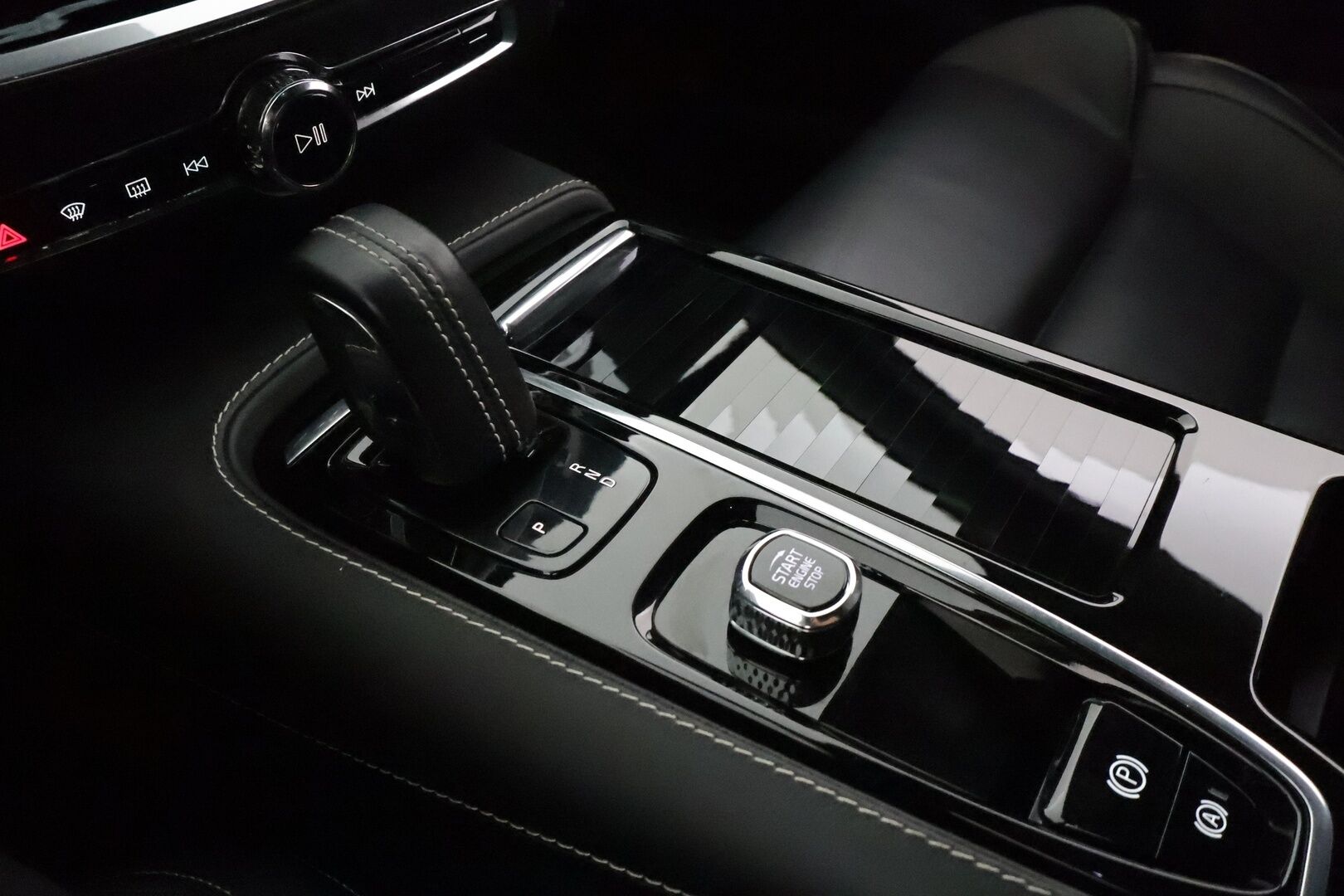 Volvo V60 2022 T6 TwE AWD Business R-Design aut - Webasto / Adapt.Vakkari / Harman&Kardon / Peruutuskamera / Vetokoukku / Navi / Nahkasisusta / Merkkihuollot / Supervarusteltu!