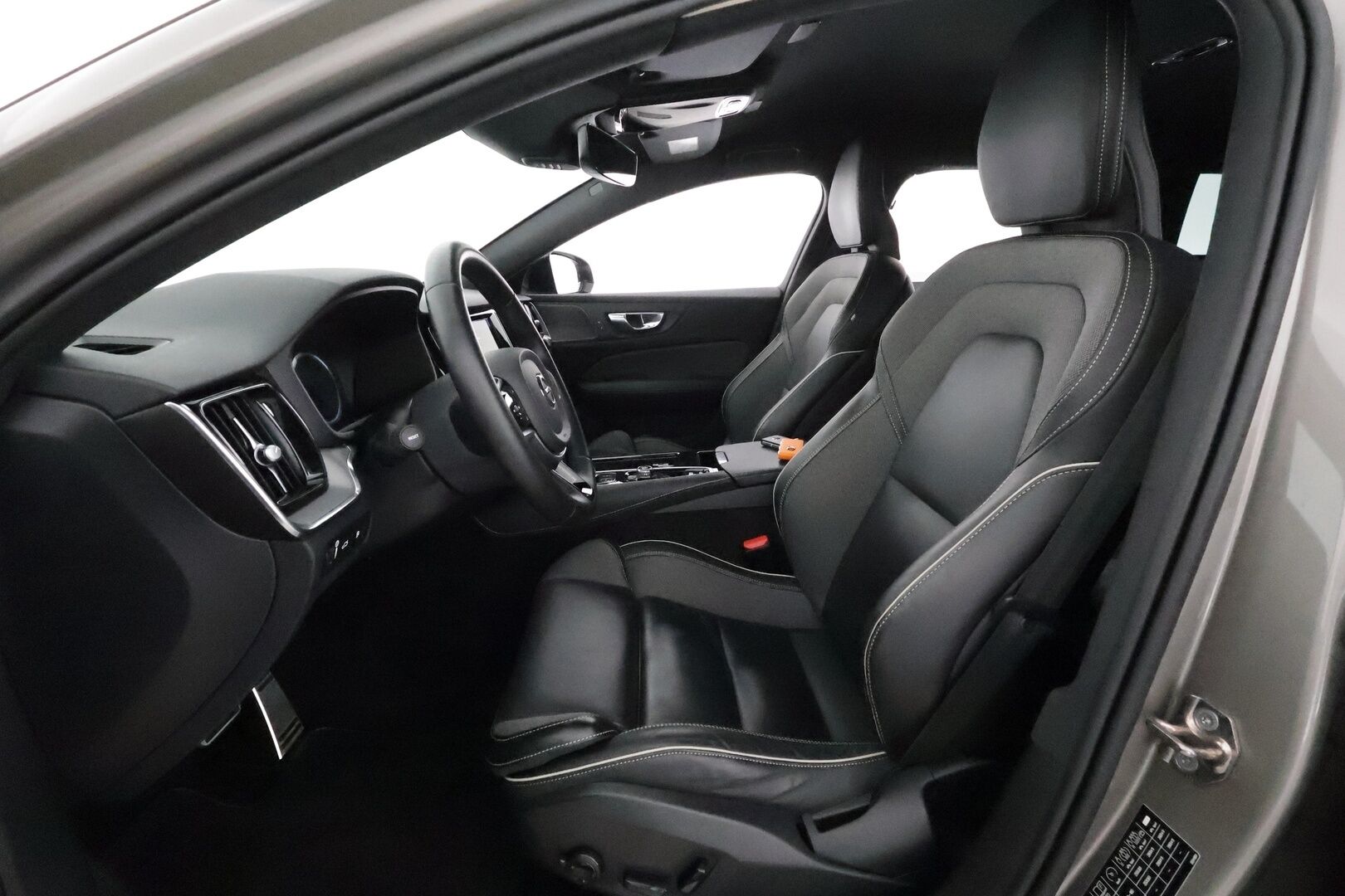 Volvo V60 2022 T6 TwE AWD Business R-Design aut - Webasto / Adapt.Vakkari / Harman&Kardon / Peruutuskamera / Vetokoukku / Navi / Nahkasisusta / Merkkihuollot / Supervarusteltu! - Osta nyt, maksa vasta ensi vuonna