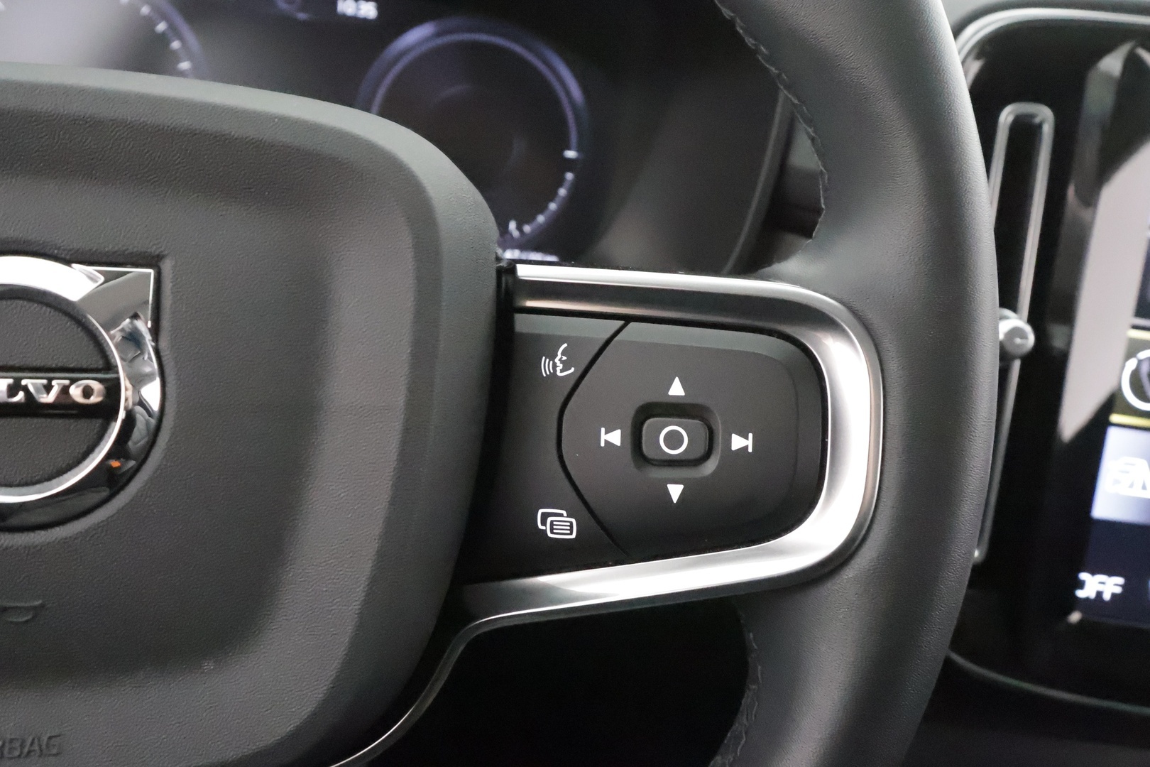 Volvo XC40 2022 T5 TwE Business Inscription Edition aut - | Webasto | Koukku | ACC | LED | P.Kamera | Sporttinahat | Kaistavahti | Keyless | Suomi-auto | Kahdet renkaat | Merkkihuollot | 2x Latauskaapelit |