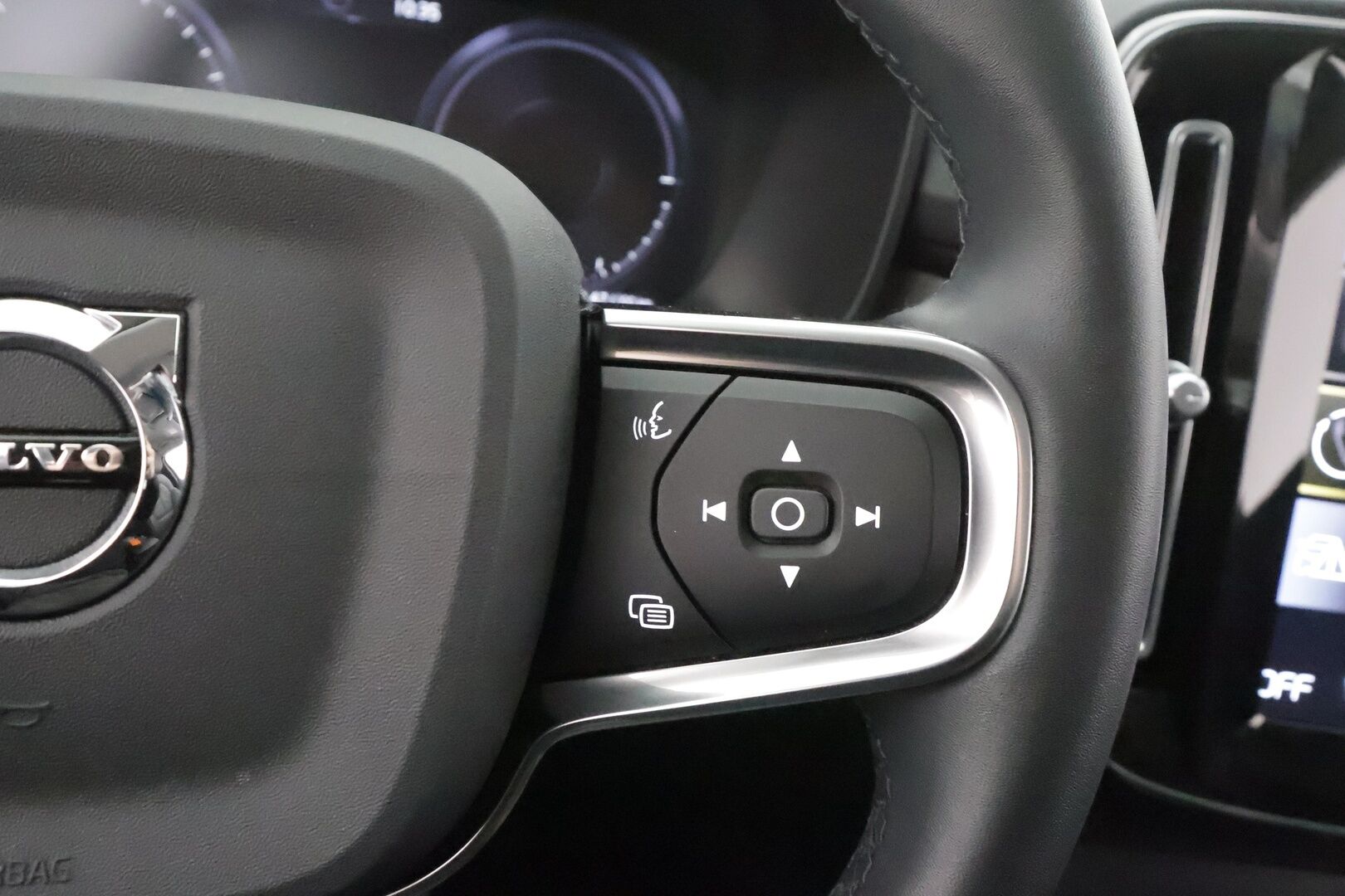 Volvo XC40 2022 T5 TwE Business Inscription Edition aut - | Webasto | Koukku | ACC | LED | P.Kamera | Sporttinahat | Kaistavahti | Keyless | Suomi-auto | Kahdet renkaat | Merkkihuollot | 2x Latauskaapelit |