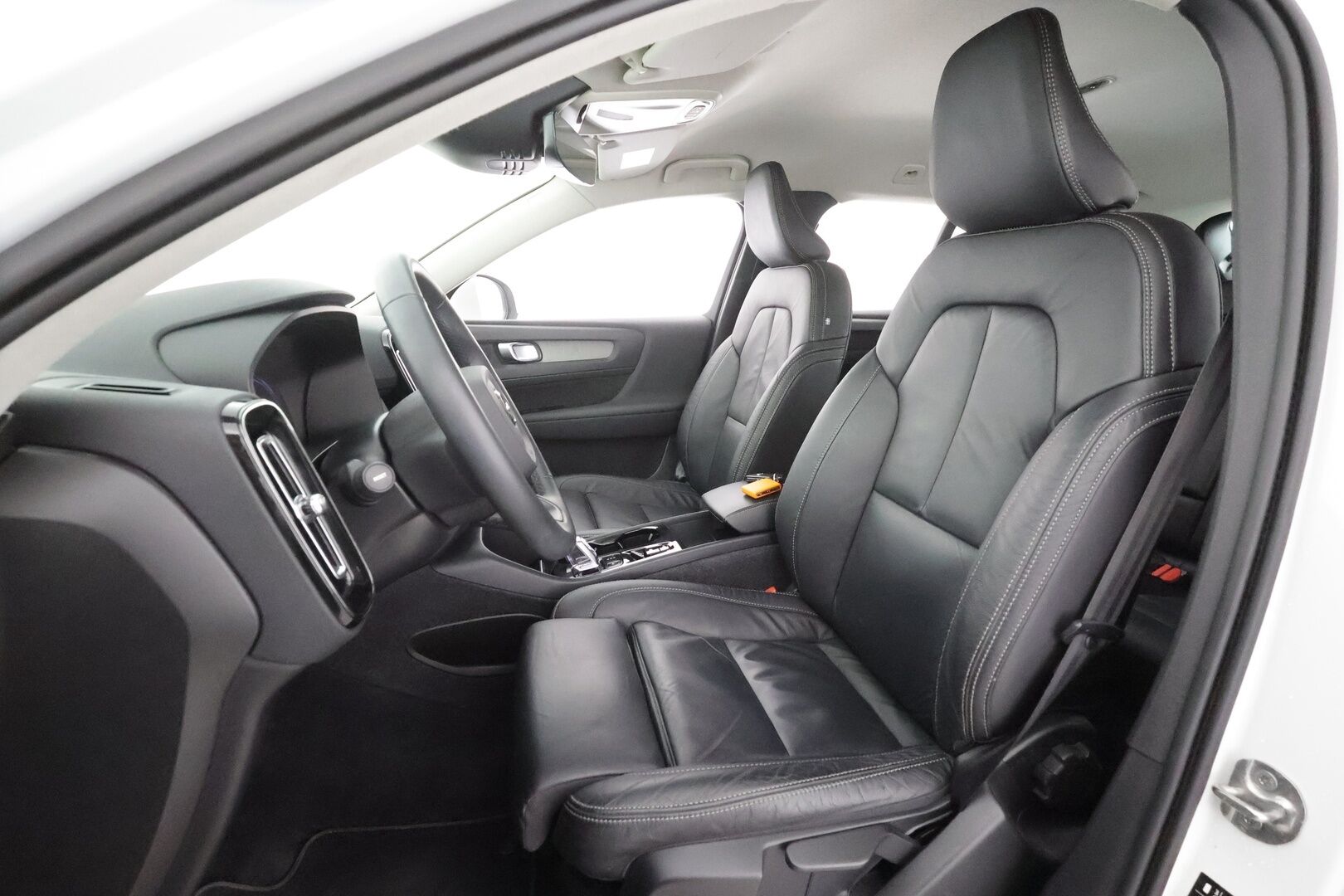 Volvo XC40 2022 T5 TwE Business Inscription Edition aut - | Webasto | Koukku | ACC | LED | P.Kamera | Sporttinahat | Kaistavahti | Keyless | Suomi-auto | Kahdet renkaat | Merkkihuollot | 2x Latauskaapelit |