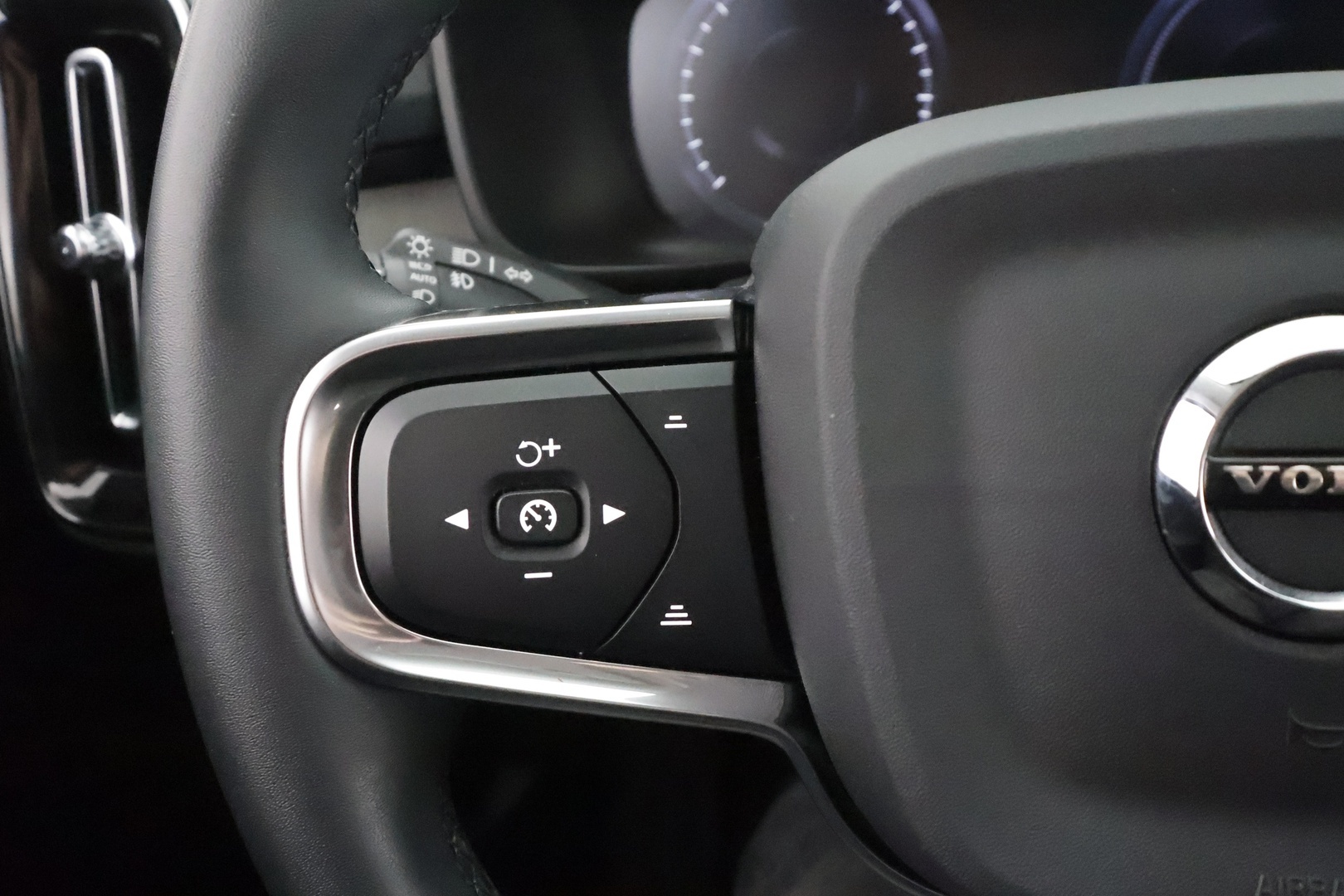Volvo XC40 2022 T5 TwE Business Inscription Edition aut - | Webasto | Koukku | ACC | LED | P.Kamera | Sporttinahat | Kaistavahti | Keyless | Suomi-auto | Kahdet renkaat | Merkkihuollot | 2x Latauskaapelit |