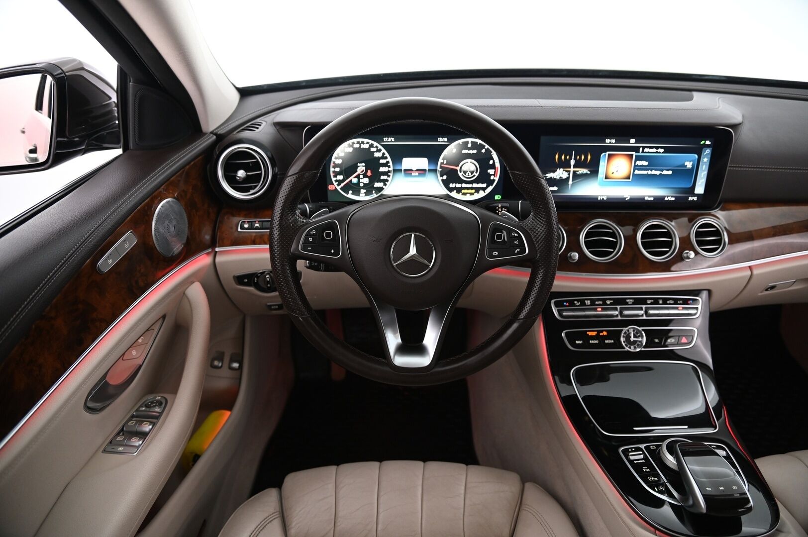 Mercedes-Benz E 2017 E 220 d Farmari / * Burmester / Vetokoukku / Widescreen / P-kamera / Digimittariso / Navi / - * Vakionopeudensäädin / Pysäköintiavustin / Sähkötoiminen takaluukku / KeyLessGo-avaimeton käynnistys*