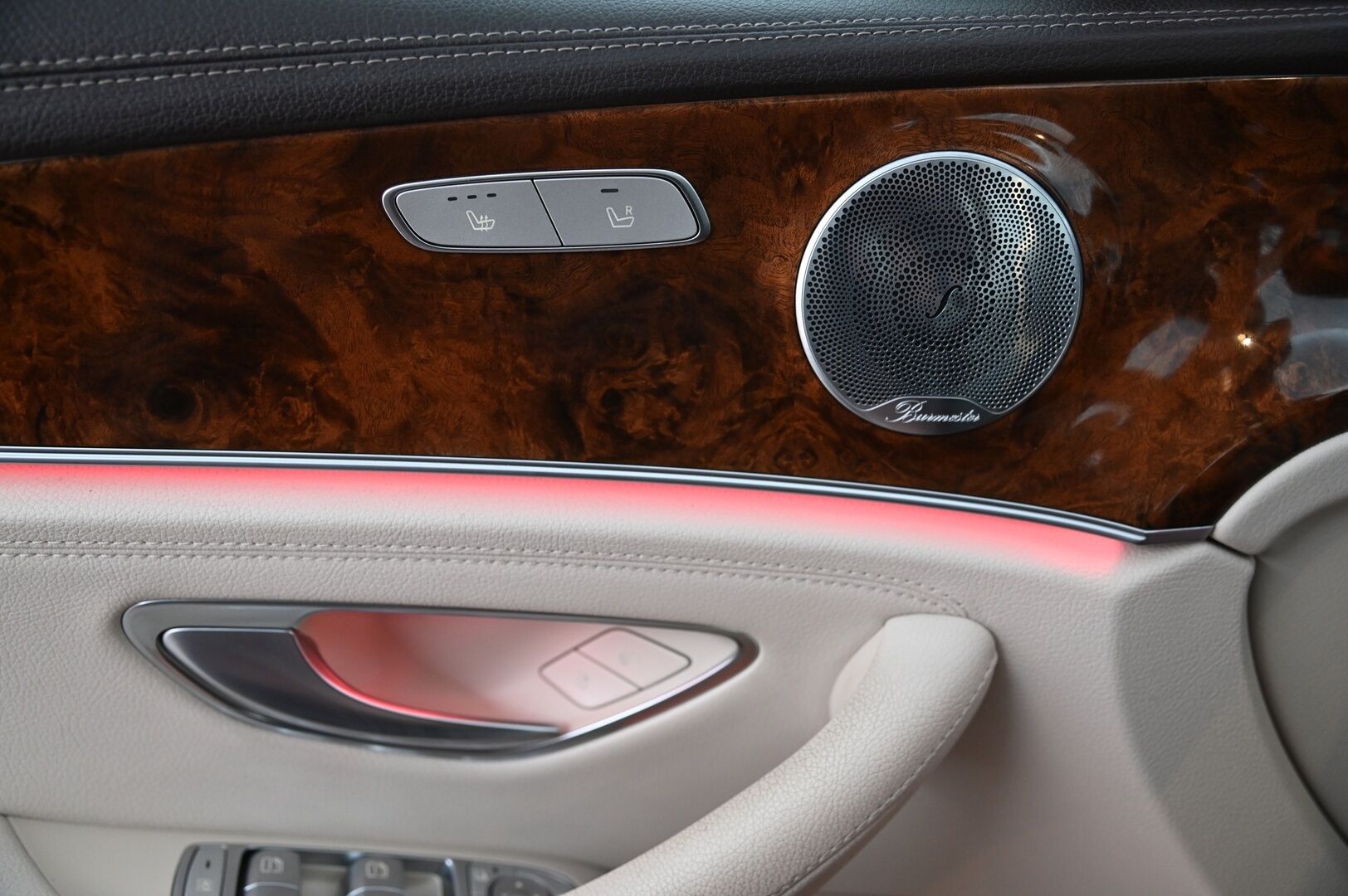 Mercedes-Benz E 2017 E 220 d Farmari / * Burmester / Vetokoukku / Widescreen / P-kamera / Digimittariso / Navi / - * Vakionopeudensäädin / Pysäköintiavustin / Sähkötoiminen takaluukku / KeyLessGo-avaimeton käynnistys*