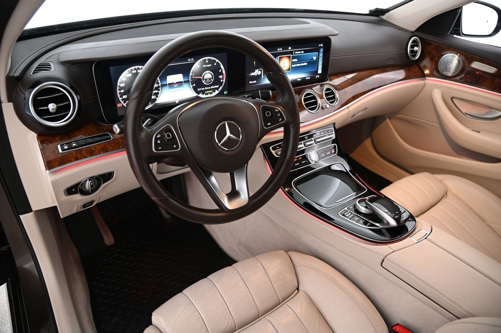 Mercedes-Benz E 2017 E 220 d Farmari / * Burmester / Vetokoukku / Widescreen / P-kamera / Digimittariso / Navi / - * Vakionopeudensäädin / Pysäköintiavustin / Sähkötoiminen takaluukku / KeyLessGo-avaimeton käynnistys*